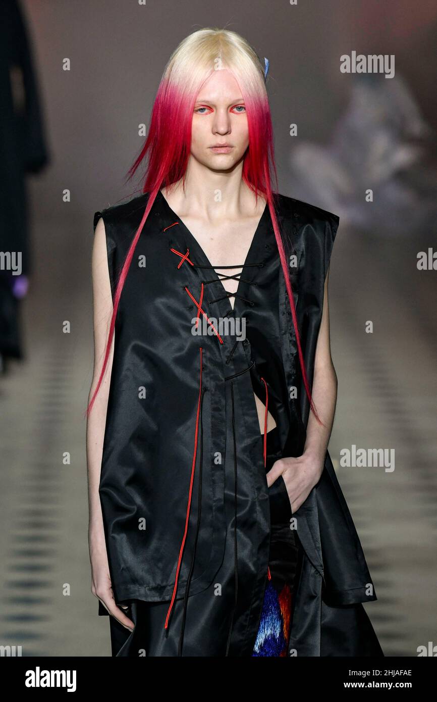 Paris, Frankreich. 27th Januar 2022. YUIMA NAKAZATO SS22 Start- und Landebahn während der Haute Couture Spring Summer 2022 - January 2022 - Paris, France 27/01/2022 Credit: dpa/Alamy Live News Stockfoto