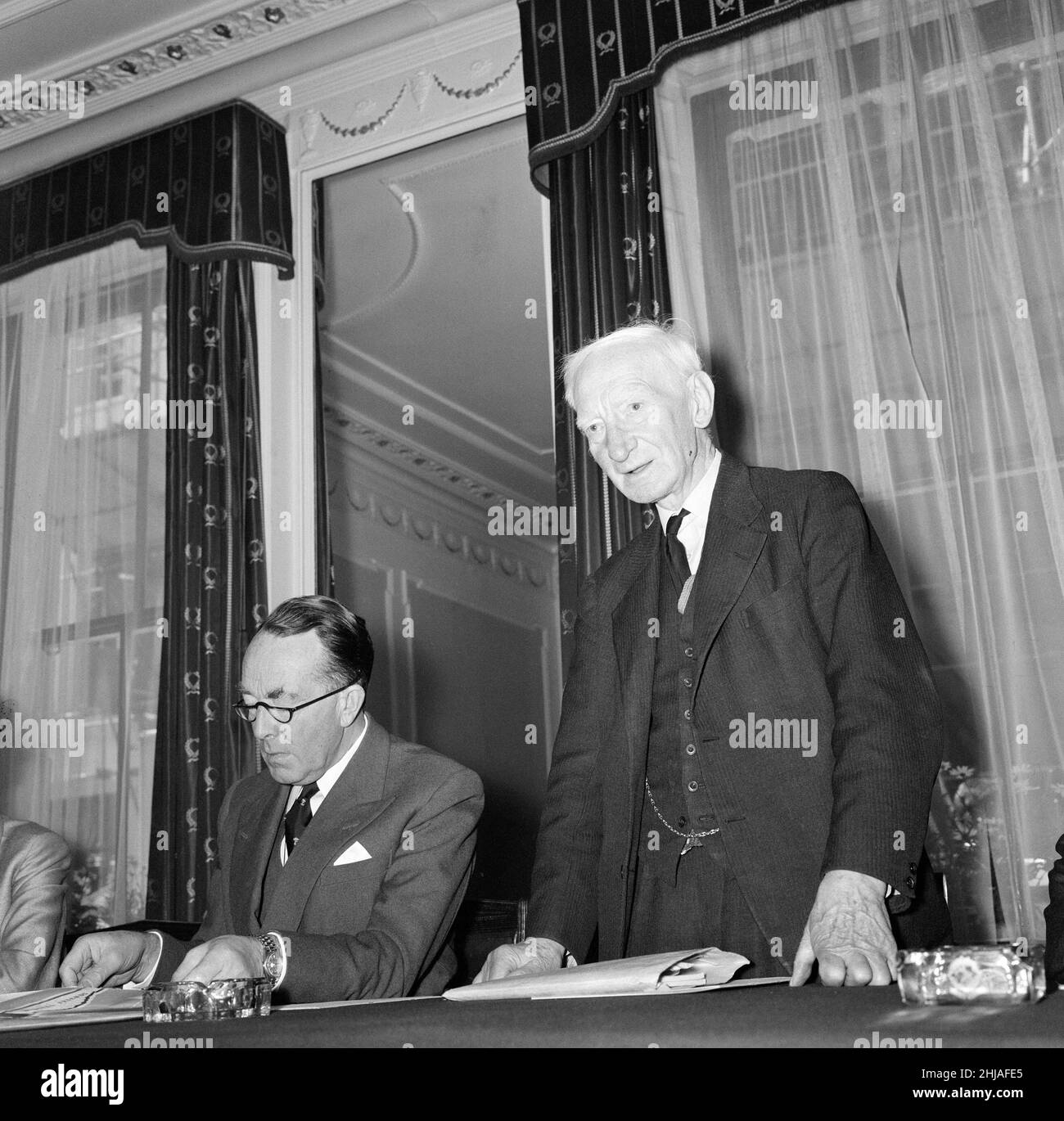 Die Nationale Vereinigung der Ligen der Krankenhausfreunde veranstaltete eine Pressekonferenz, um die Woche der „Freunde der Krankenhäuser“ für den 3rd.-9th. Juni 1962 anzukündigen. Auf der Konferenz sprachen Lord Shawcross und Lord Beveridge. 31st Mai 1962. Stockfoto