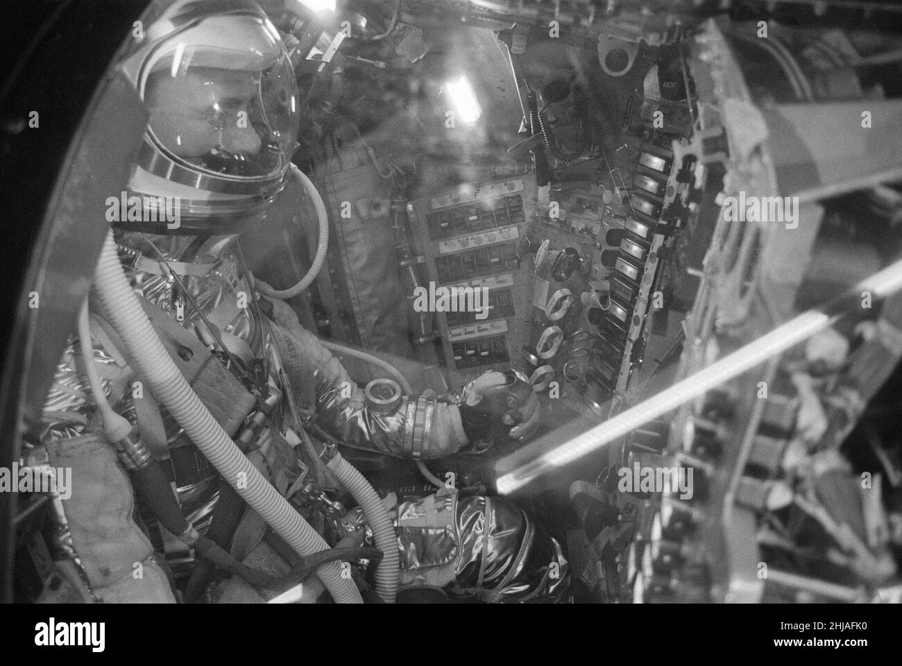 Innenansicht der Mercury Raumsonde Friendship 7, aufgenommen bei der Ankunft im Science Museum, London, Montag, 14th. Mai 1962. Die Raumkapsel wurde von Astronaut John Glenn (20/02/1962) gesteuert, der drei Umlaufbahnen der Erde durchführte, was ihn zum ersten US-Astronauten machte, der die Erde umkreist, und zum dritten US-Astronauten im All (hinter 1st Alan B. Shepard und 2nd Oberstleutnant Virgil Ivan Gus Grissom). Stockfoto