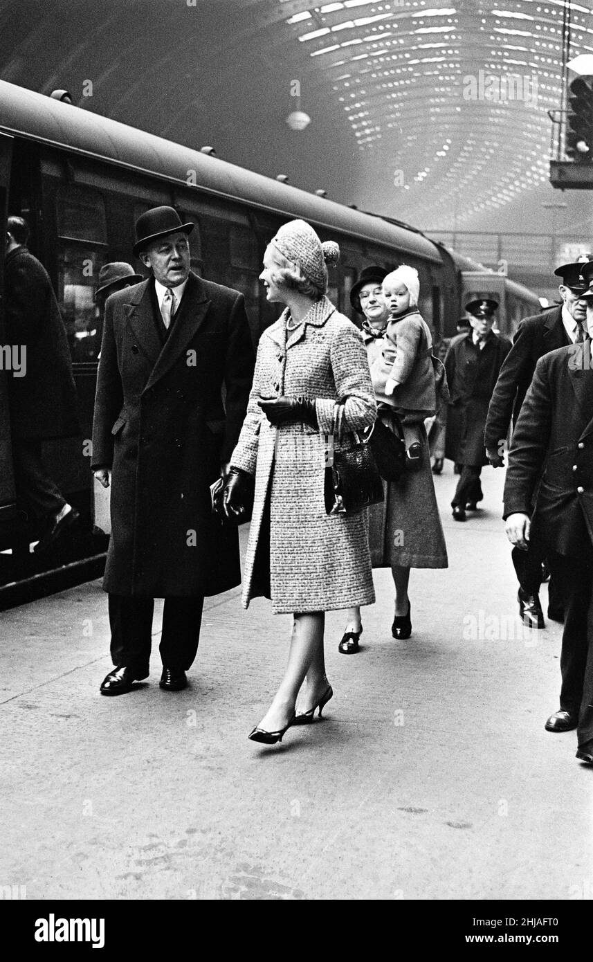 S.H. die Herzogin von Kent und ihr Sohn George Windsor, Earl of St Andrews (wird von seinem Kindermädchen gehalten), steigen in einen Zug am Bahnhof York nach Kings Cross ein. Die Herzogin erwartet bald ihr zweites Kind. 14th. Januar 1964. Stockfoto