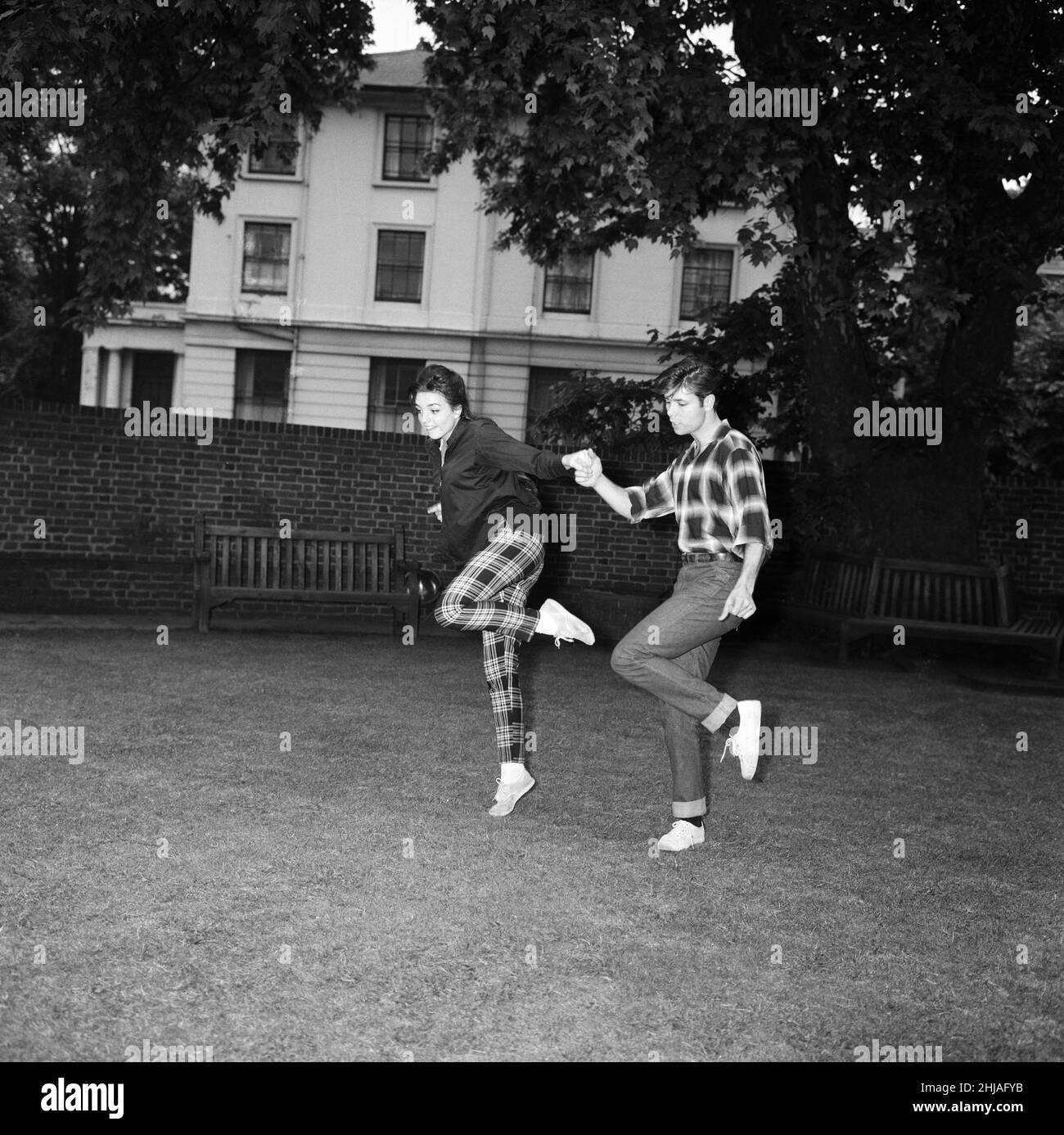Liza Minnelli, die 17-jährige Tochter von Judy Garland, ist in London, um an einem ATV-Spektakel mit Cliff Richard und den Schatten teilzunehmen, wo sie als besondere Gastkünstlerin singt und tanzt. Abgebildet sind Liza Minnelli und Cliff Richard. 17th. Juni 1964. Stockfoto