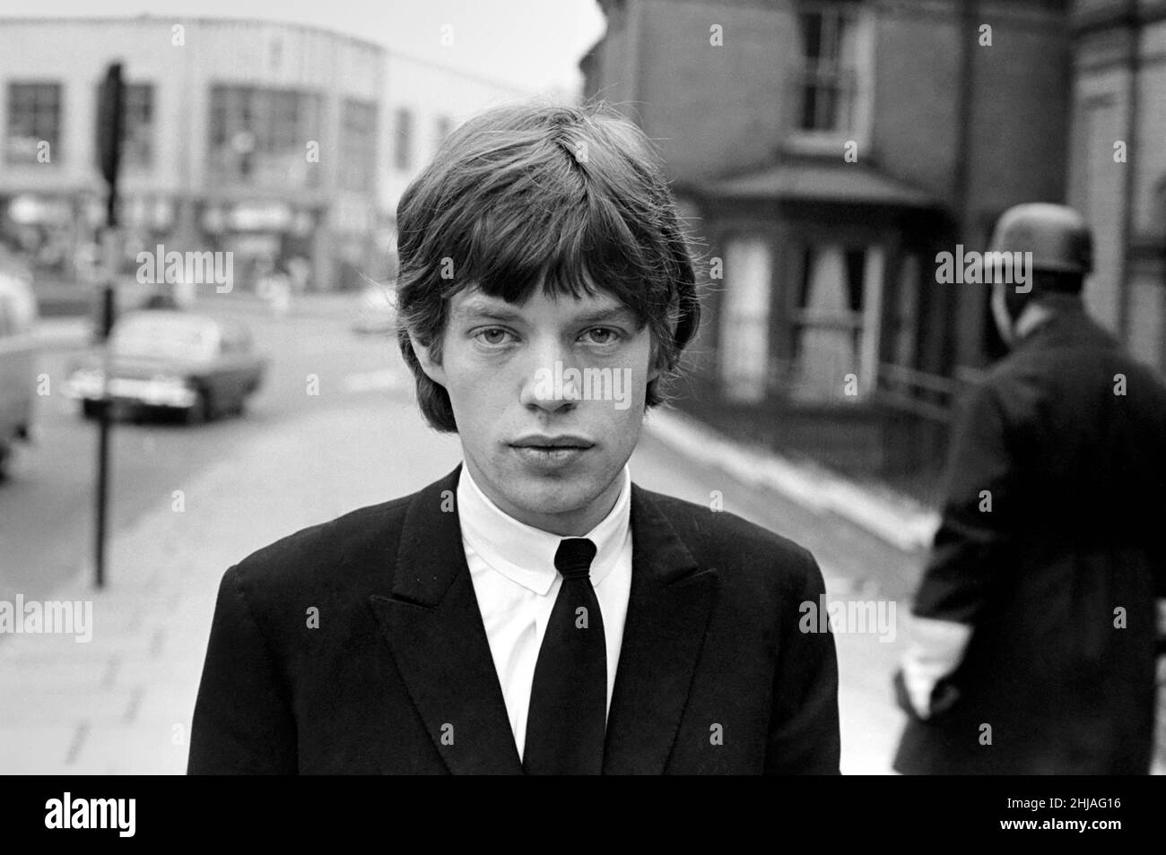 Rolling Stones: Mick Jagger am Tettenhall Magistrates Court, Staffordshire, wo er am 26. November 1964 für 3 Verkehrsdelikte verurteilt wurde Stockfoto