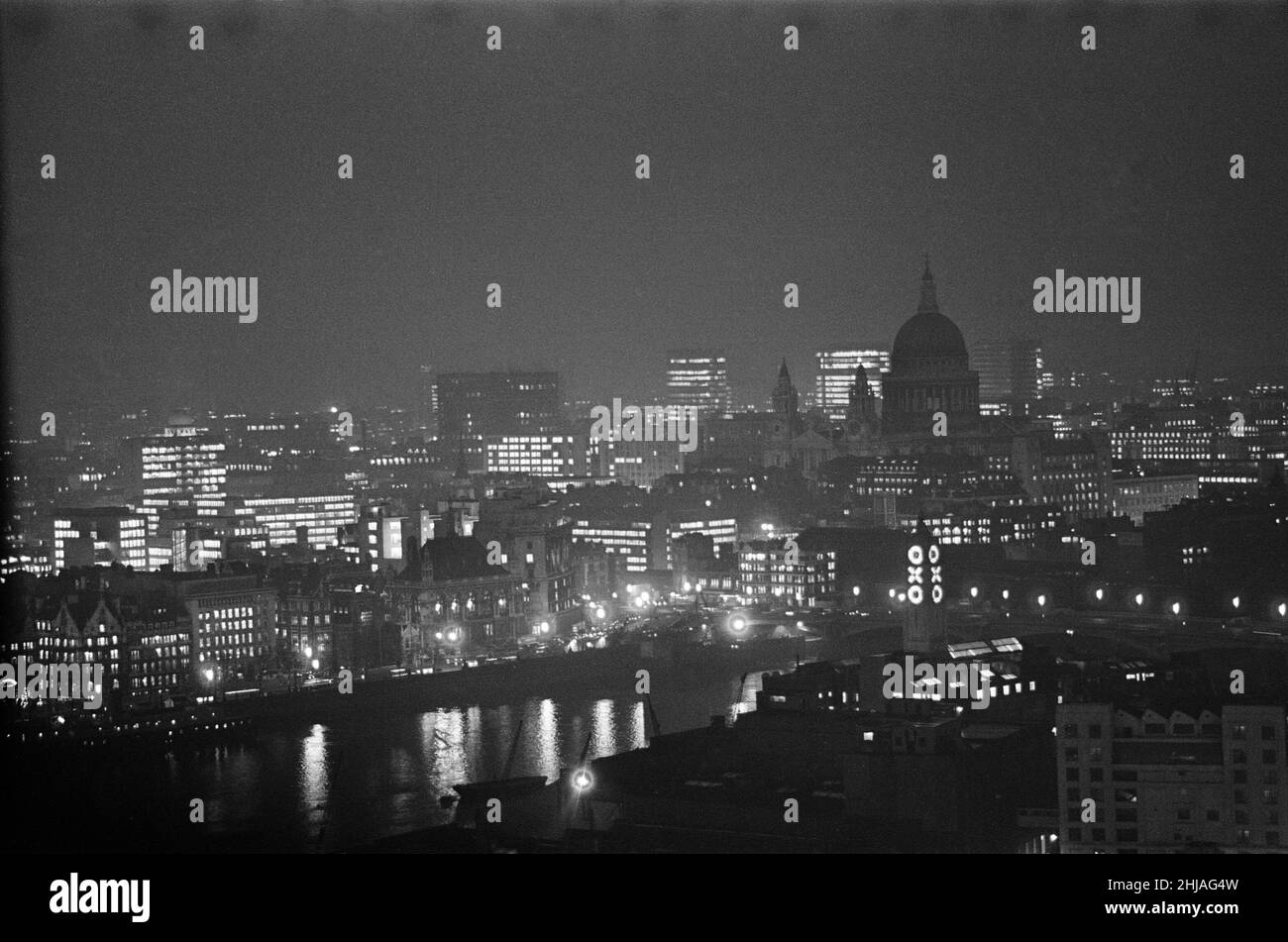 Blick auf London, aufgenommen von der South Bank in der Nacht. 13th. Dezember 1963. Stockfoto