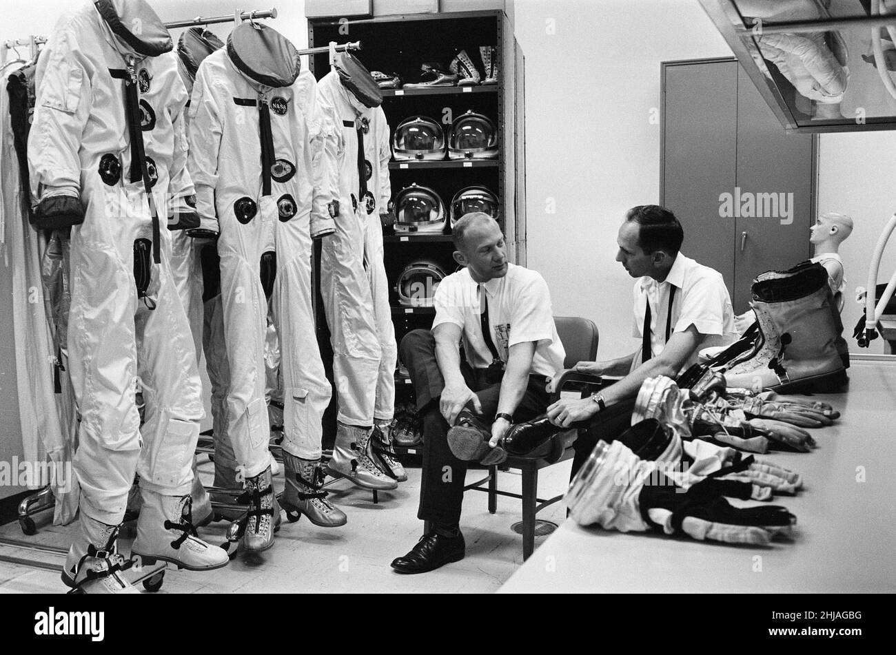 Britisches Personal im NASA-bemannten Raumfahrtzentrum, in dem die Ausbildung, Forschung und Flugkontrolle für die Raumfahrt durchgeführt werden, Houston, Texas, USA, Montag, 2nd. November 1964. Umbenannt in Johnson Space Center (1973) zu Ehren des verstorbenen US-Präsidenten und gebürtigen Texas, Lyndon B. Johnson. Stockfoto