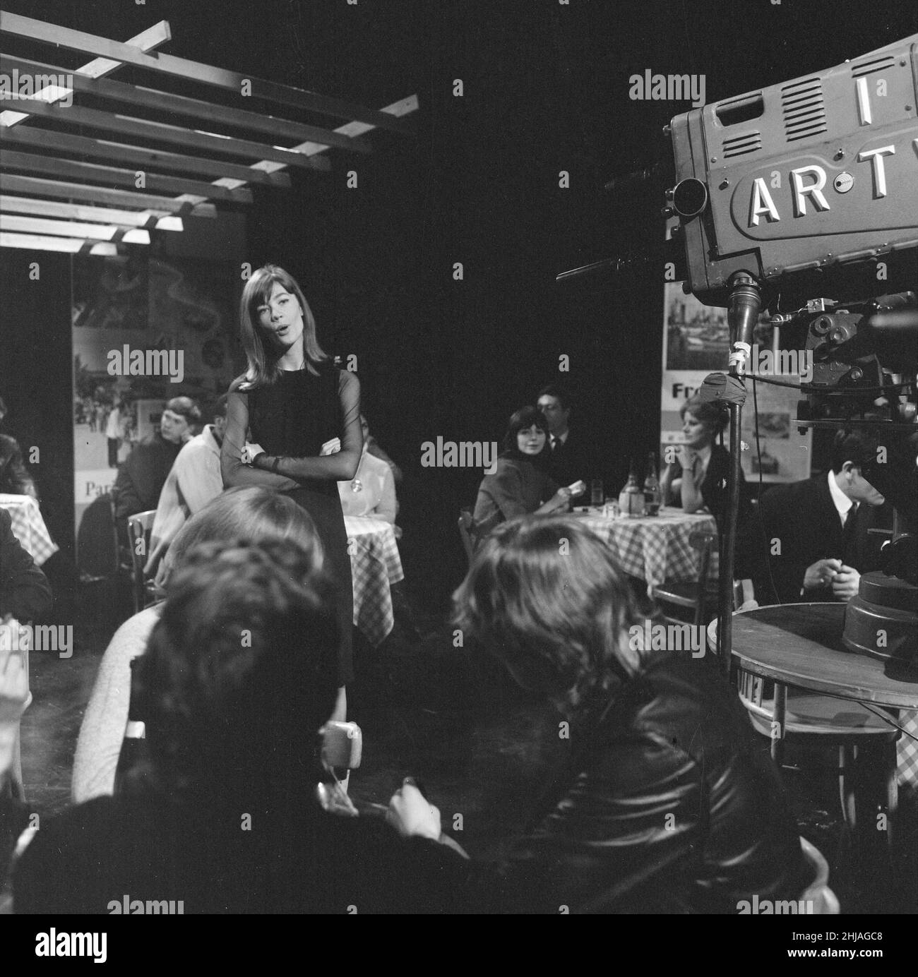 Francoise Hardy, französische Sängerin, tritt am 21st. Februar 1964 in einem Studio, das wie ein französisches Bistro-Restaurant aussieht, auf der ITV-Musikshow they've Sold A Million, einer von Rediffusion produzierten TV-Show, auf, die während der Dreharbeiten abgebildet wurde. Das Programm wurde erstmals am Mittwoch, den 26th. Februar 1964, ausgestrahlt. Stockfoto