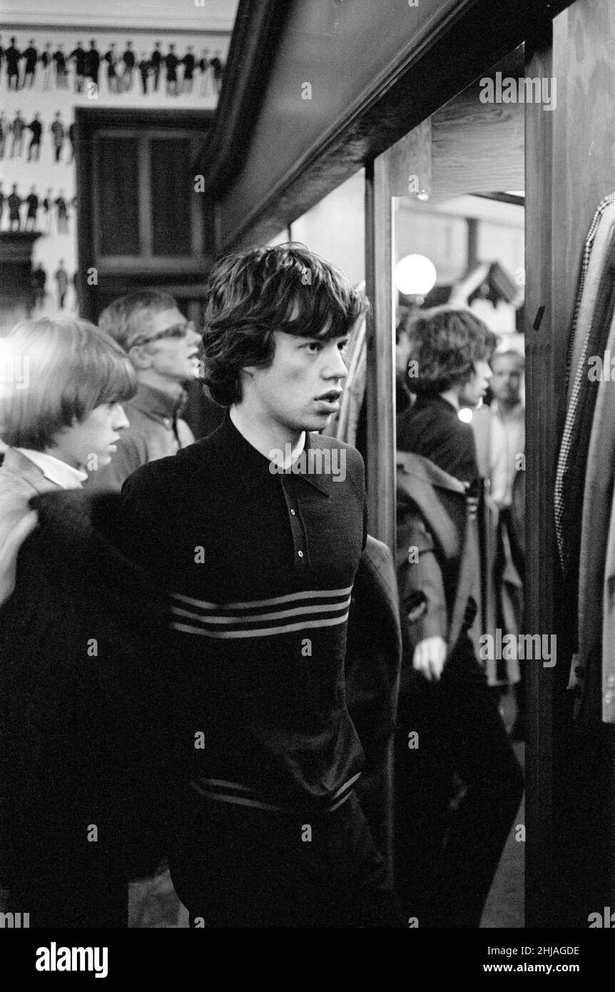 Mick Jagger, Brian Jones und Andrew Loog Oldham am Morgen des 4. Juni ...