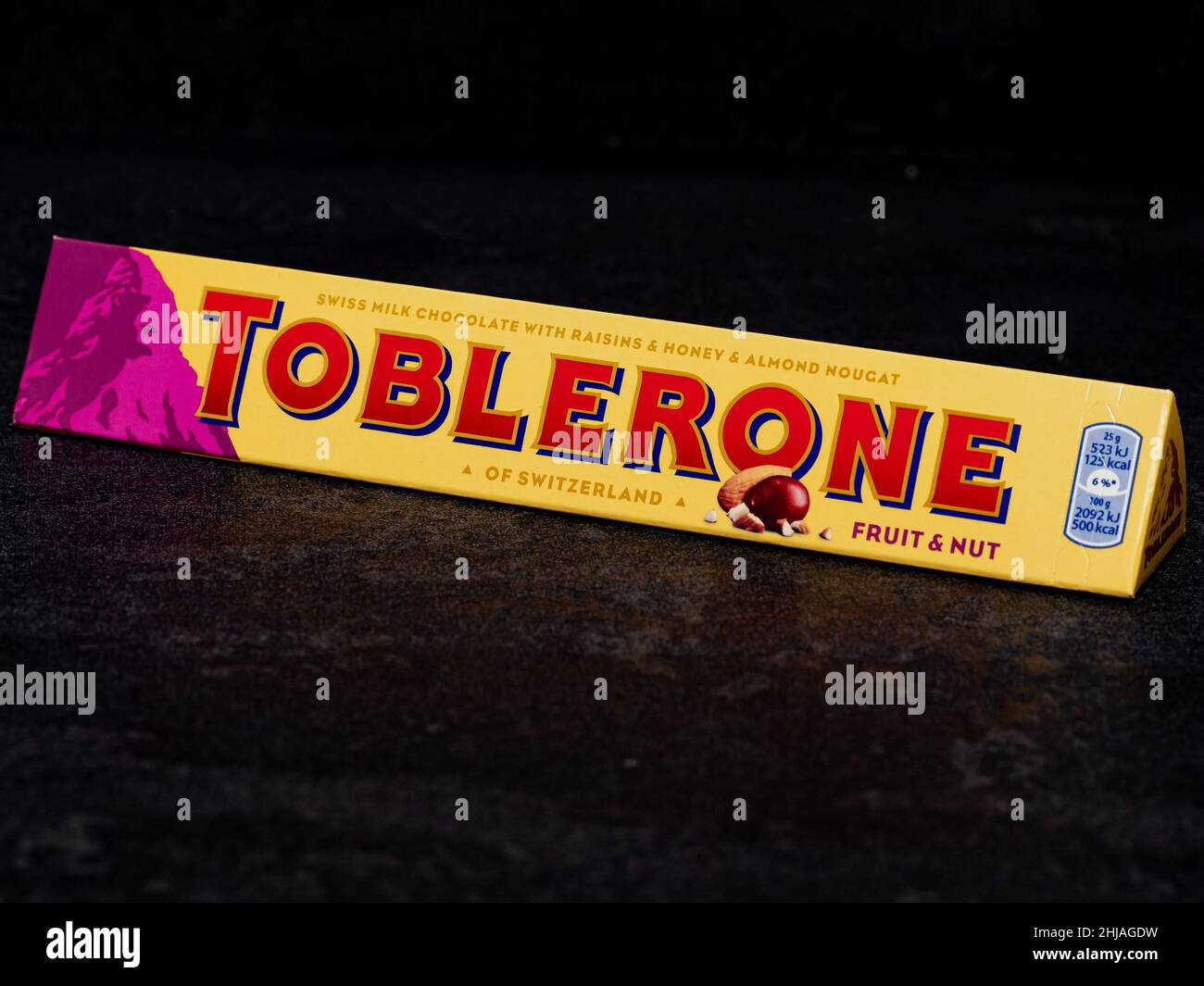 Auf diesem Foto Illustration Toblerone Schokolade mit Obst & Nuss auf schwarzem Hintergrund zu sehen. Stockfoto