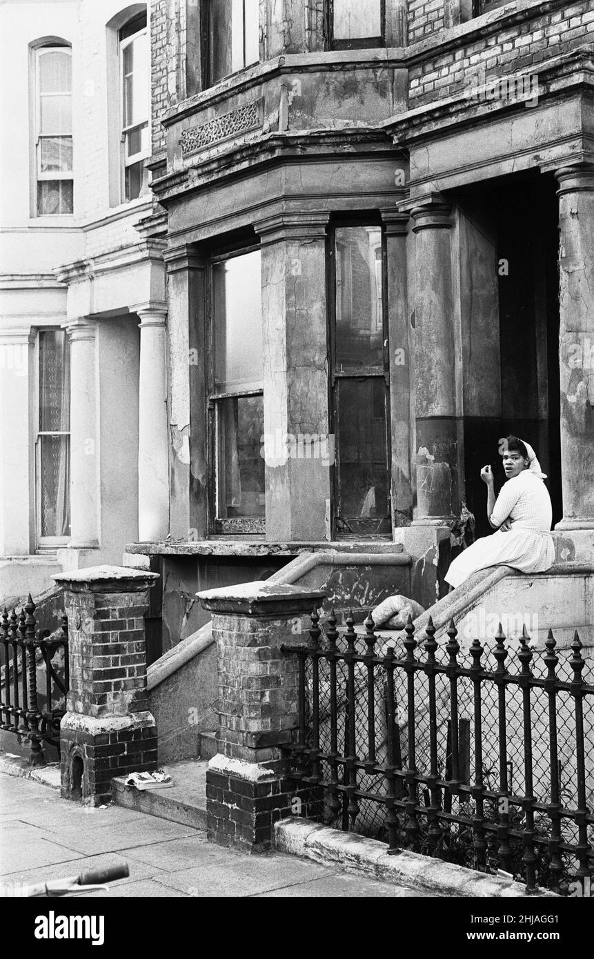 Bewohner der Berrymede Road, Chiswick, nach der Entdeckung der Leiche des Mordopfers Mary Flemming am 14th. Juli 1964. Ihr erwürgter Körper wurde heute Morgen (04:50am) von George Heard (34) aus seinem Schlafzimmerfenster gefunden. Ihr Tod wurde dem Werk eines Serienmörders, bekannt als Jack the Stripper, zugeschrieben. Auch bekannt als der Hammersmith-Mordfall 1964-1965, als ein Serienmörder in London operierte und 6-8 Prostituierte-Frauen tötete und ihre Körper in London oder an der Themse abwarf. Der Serienmörder wurde noch nie gefangen Stockfoto