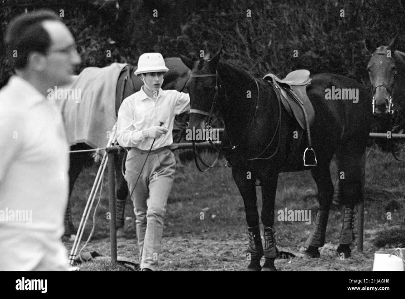 Der junge Prinz Charles am Smith's Lawn im Windsor Park spielte vor Beginn der Polosaison erstmals mit seinem Vater Prinz Philip, Herzog von Edinburgh, in einem Trainingsspiel. Es gab Lobgesang, als der 15-jährige Charles sein allererstes Tor erzielte. Bild zeigt: Prinz Charles mit seinem Pony vor dem Start des Spiels. 13th. April 1964. Stockfoto