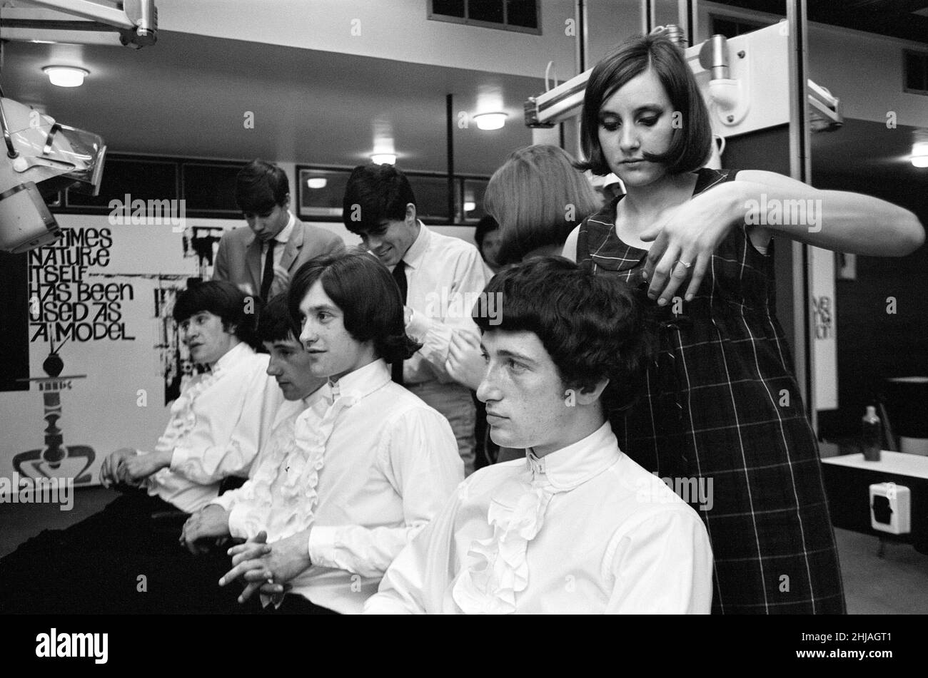 Mitglieder der britischen Popgruppe The Kinks lassen sich in einem Salon die Haare stylen. Ray Davies, Mick Avory, Dave Davies und Pete Quaife.12th. Juni 1964. Stockfoto