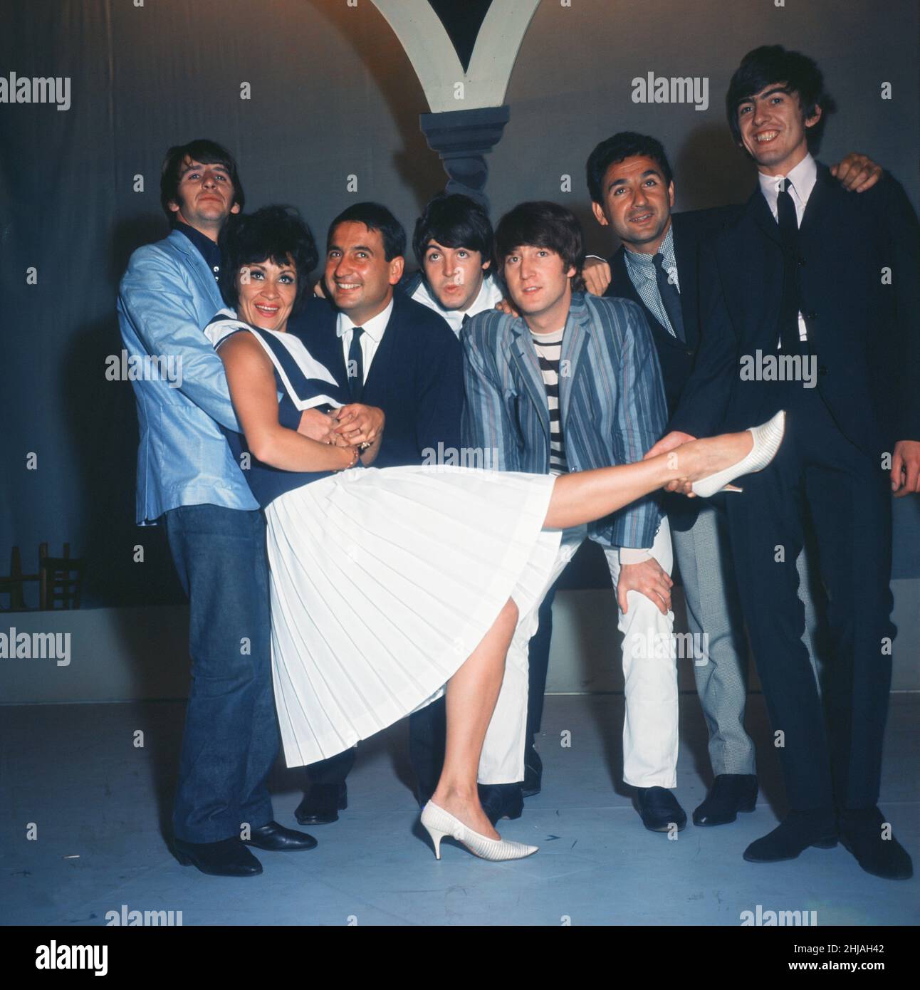 Die Beatles-Popgruppe mit Mike und Bernie Winters und Chita Rivera bei den Proben für die Blackpool Night Out Show.19th. Juli 1964. Stockfoto