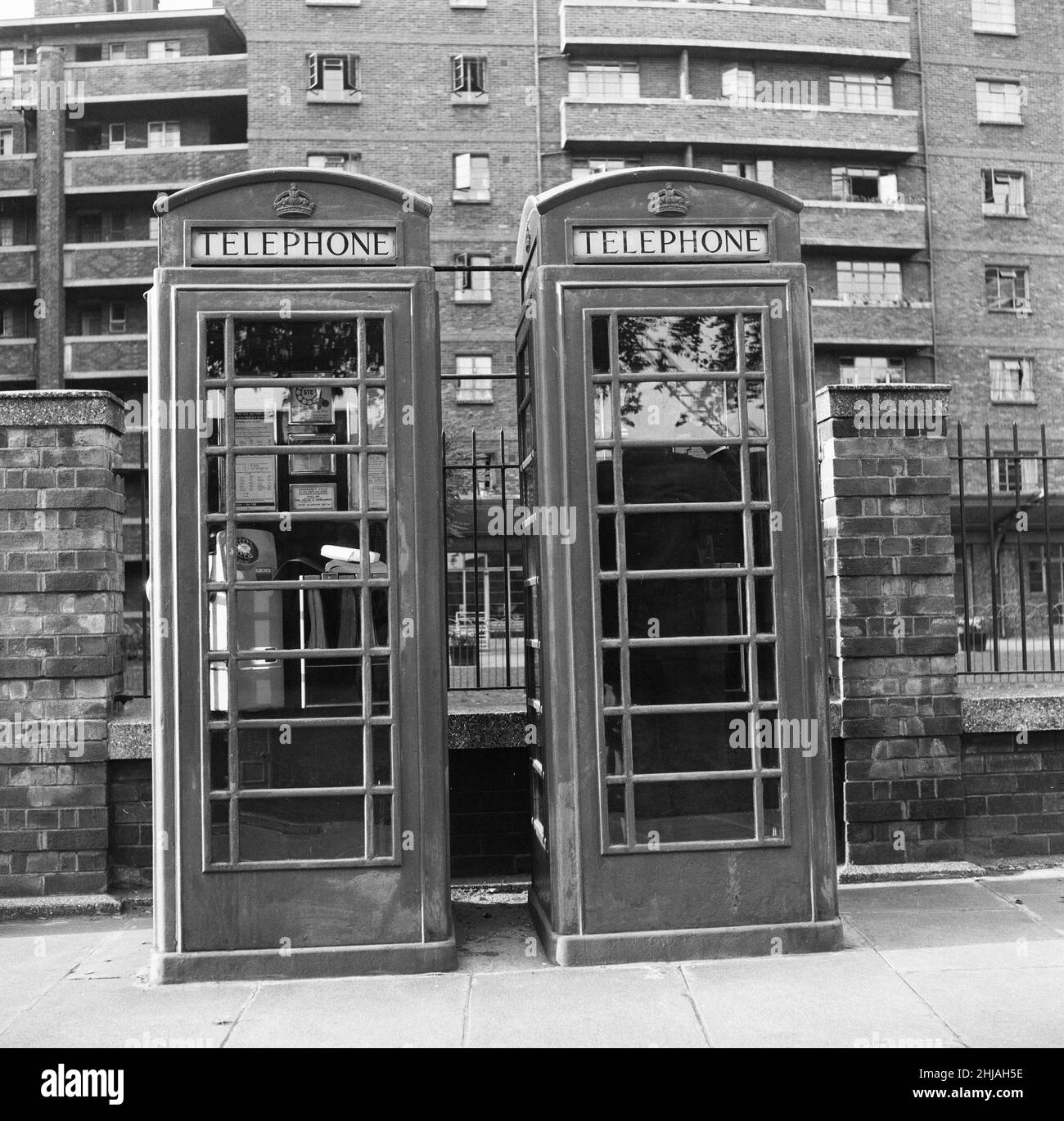 Telefon-Kiosk vor einem hohen Wohnblock, 9th. Oktober 1962. Stockfoto
