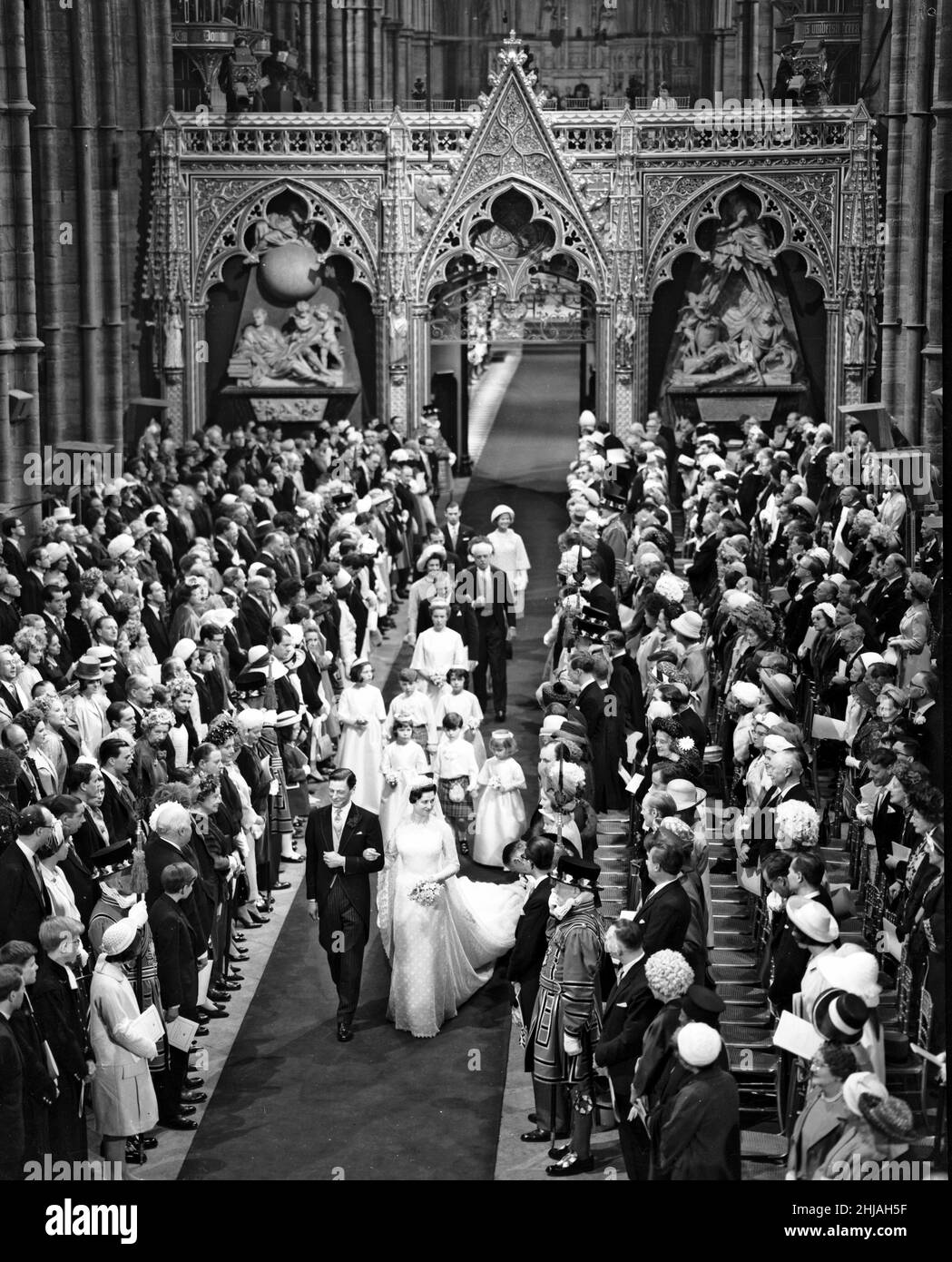 Sir Angus James Bruce Ogilvy und seine Braut Prinzessin Alexandra von Kent, Cousin der Königin, die hier am Hochzeitstag gesehen wurde, als sie die Westminster Abbey verließ, gefolgt von ihren Brautjungfern Prinzessin Anne, Georgina Butters, Erzherzogin Elizabeth von Österreich und dem Seitenjungen David Ogilvy. 23rd. April 1963 Stockfoto