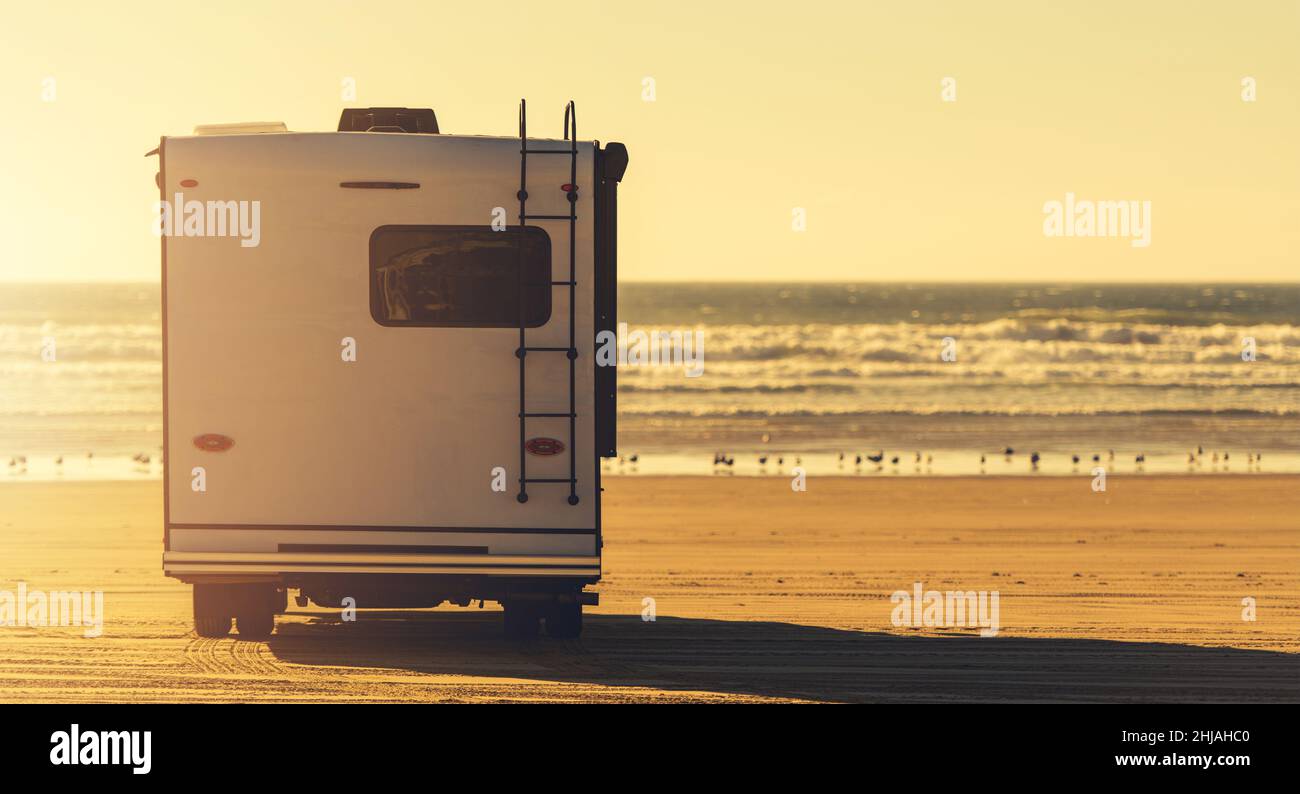 Wohnmobil der Klasse C Wohnmobil Camper Van Camping an einem Sandstrand. Wild Camping Am Meer. Stockfoto
