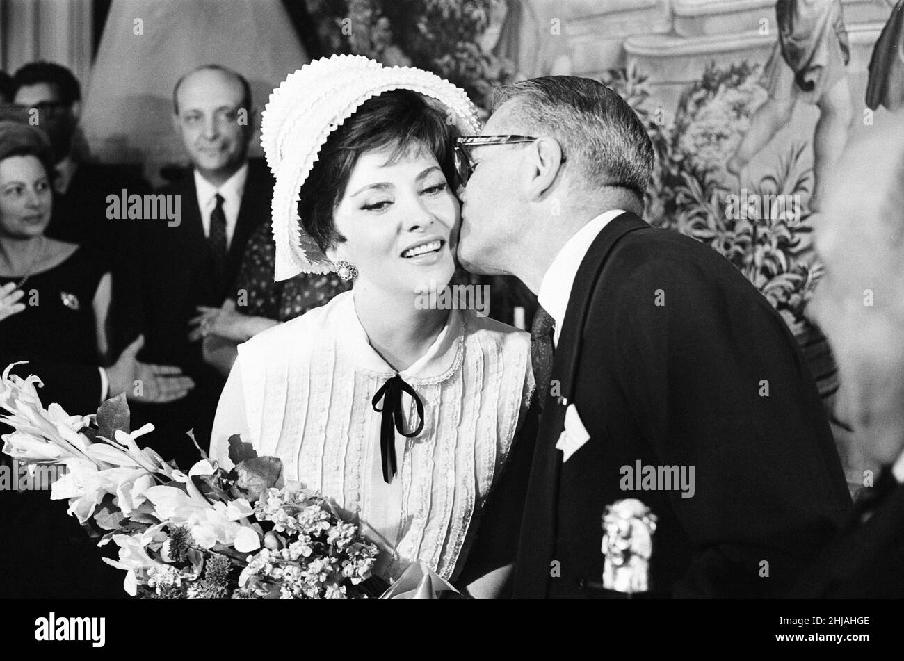 Sir Laurence Olivier an der italienischen Botschaft am Grosvenor Square, London, um Italiens Theaterpreis, den David di Donatello Award, benannt nach Donatellos David, zu erhalten, der von der Akademie des italienischen Kinos am Donnerstag, dem 30th. Mai 1963, verliehen wurde. Die Auszeichnung wurde von der italienischen Schauspielerin Gina Lollobrigida überreicht, sie flog eigens zu diesem Anlass. Stockfoto