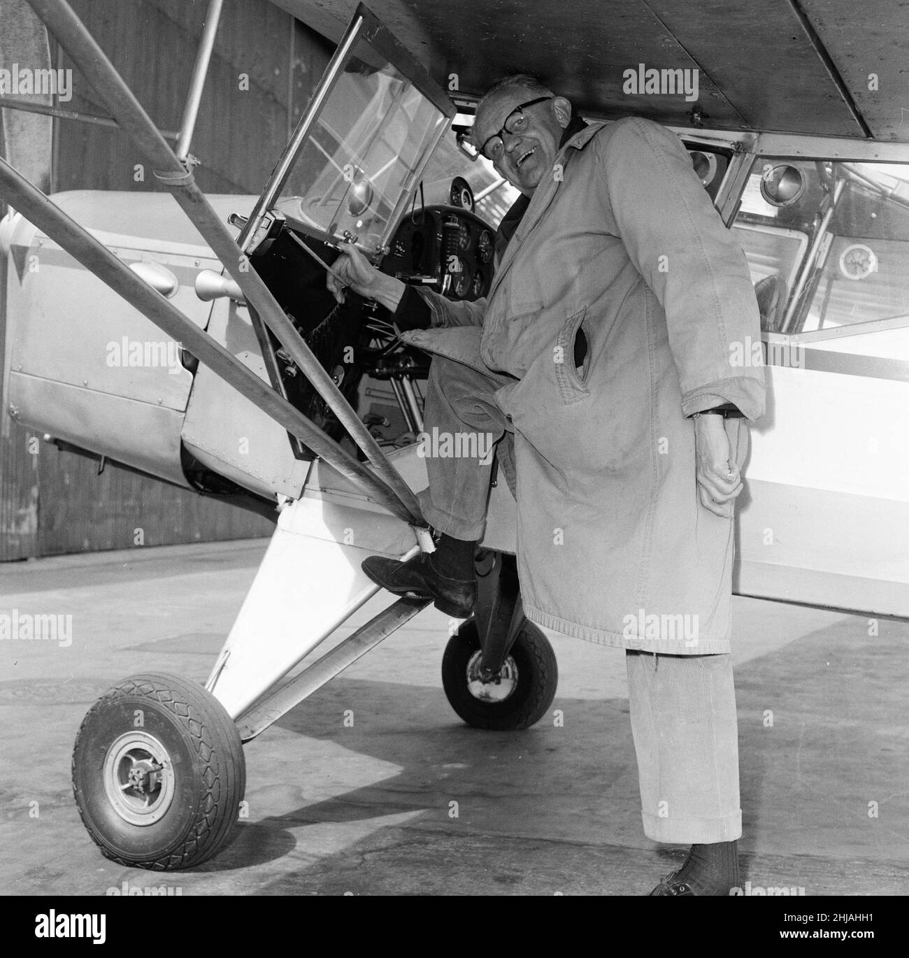 Squadron Commander Christopher Draper DSC, ein englisches Flugass des Ersten Weltkriegs.seine Vorliebe für das Fliegen unter Brücken hat ihm den Spitznamen The Mad Major eingebracht. Unser Bild zeigt Christopher Draper am Luton Airport für seinen letzten Flug nach Elstree, bevor er schließlich seine Flügel aufhängte. 31st Mai 1962. Stockfoto