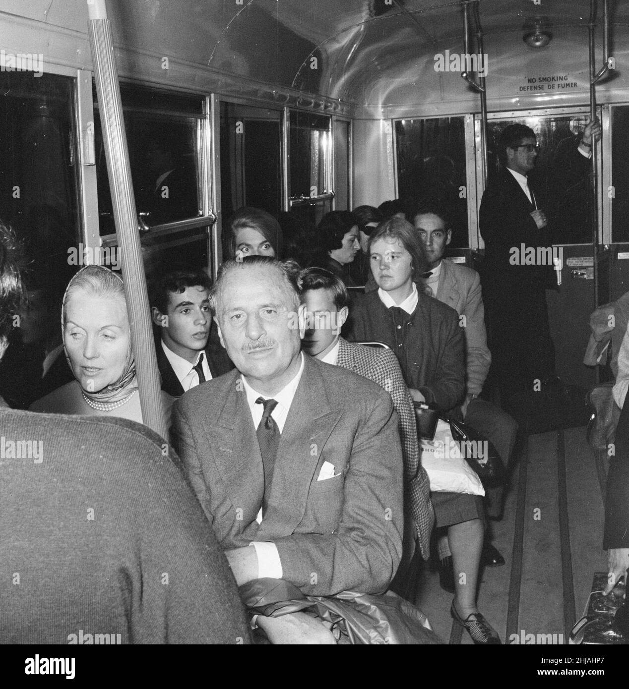 Oswald Mosley und seine Frau kehren am Mittwoch, den 1st. August 1962, nach Frankreich zurück. Die Familie Mosley besuchte heute das Old Street Magistrate Court, wo Sohn Max Mosley des drohenden Verhaltens beschuldigt wurde, plädierte er auf nicht schuldig, während der Union Movement Kundgebung (gestern) in Ridley Road, East End London Eine große Menschenmenge hatte sich versammelt, um eine Kundgebung des ehemaligen faschistischen Führers Sir Oswald Mosley und seiner antisemitischen Blackshirt-Gruppe, die eine Kundgebung im Londoner East End geplant hatte, zu stören. Mosley und seine Gruppe wurden angegriffen und zu Boden geschlagen, sobald seine Begegnung annahm Stockfoto