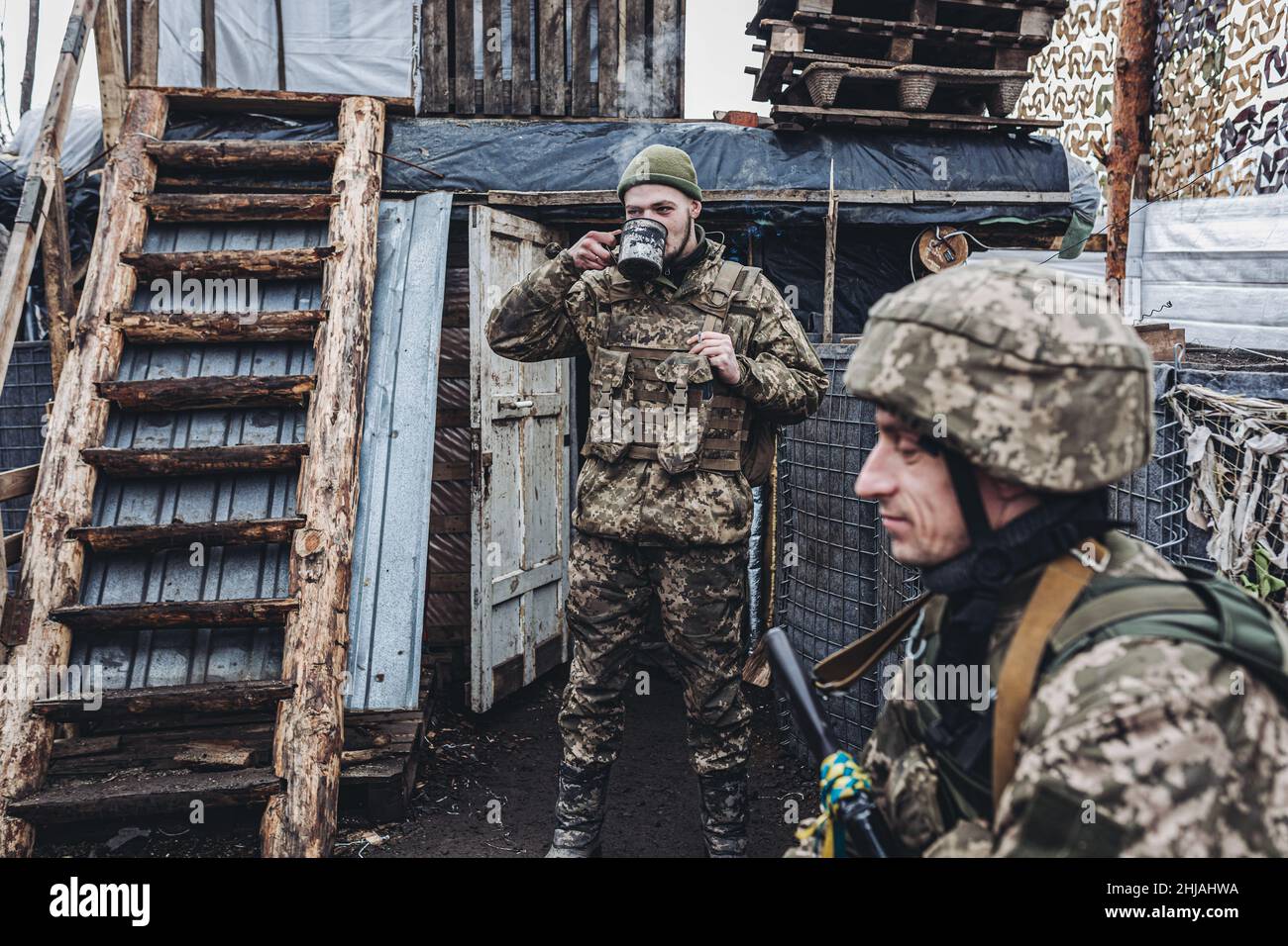 Ein Soldat trinkt Kaffee auf seiner Militärposition in Zolote. Seit 2014 findet in der Ostukraine in den Oblast Donezk und Lugansk ein Krieg statt. Dieses Gebiet steht im Streit zwischen ukrainischen Truppen und prorussischen Rebellen. Stockfoto