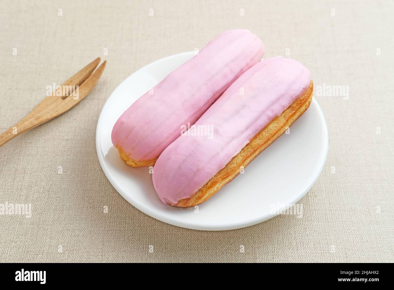 Traditionelles französisches Dessert. Süße und bunte Ecolirs mit Schokoladenglasur. Stockfoto