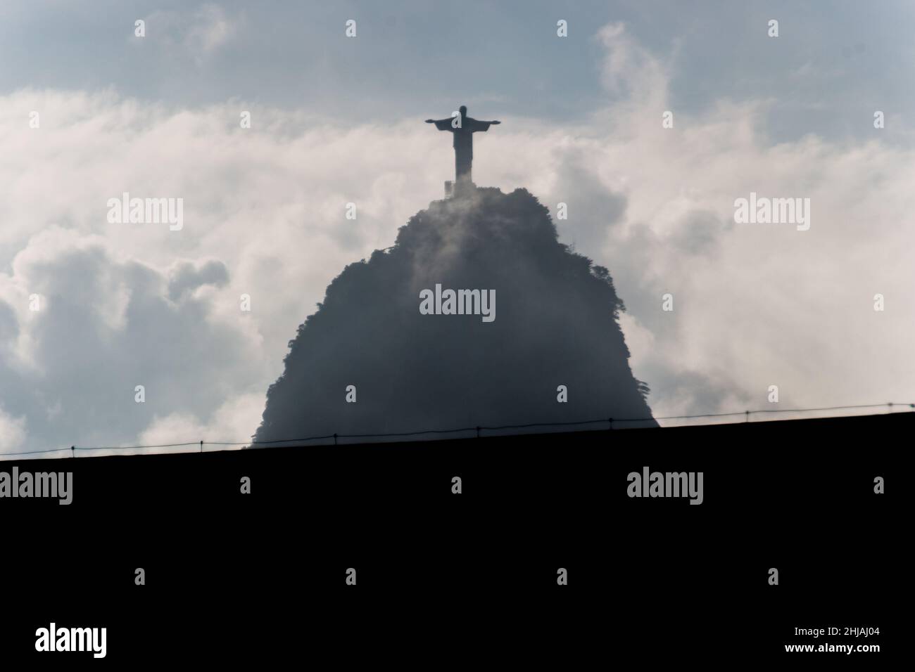 Silhouette Christi des Erlösers mit Wolken in Rio de Janeiro, Brasilien - 15. Januar 2022: Silhouette Christi des Erlösers Statue mit vielen Wolken Stockfoto