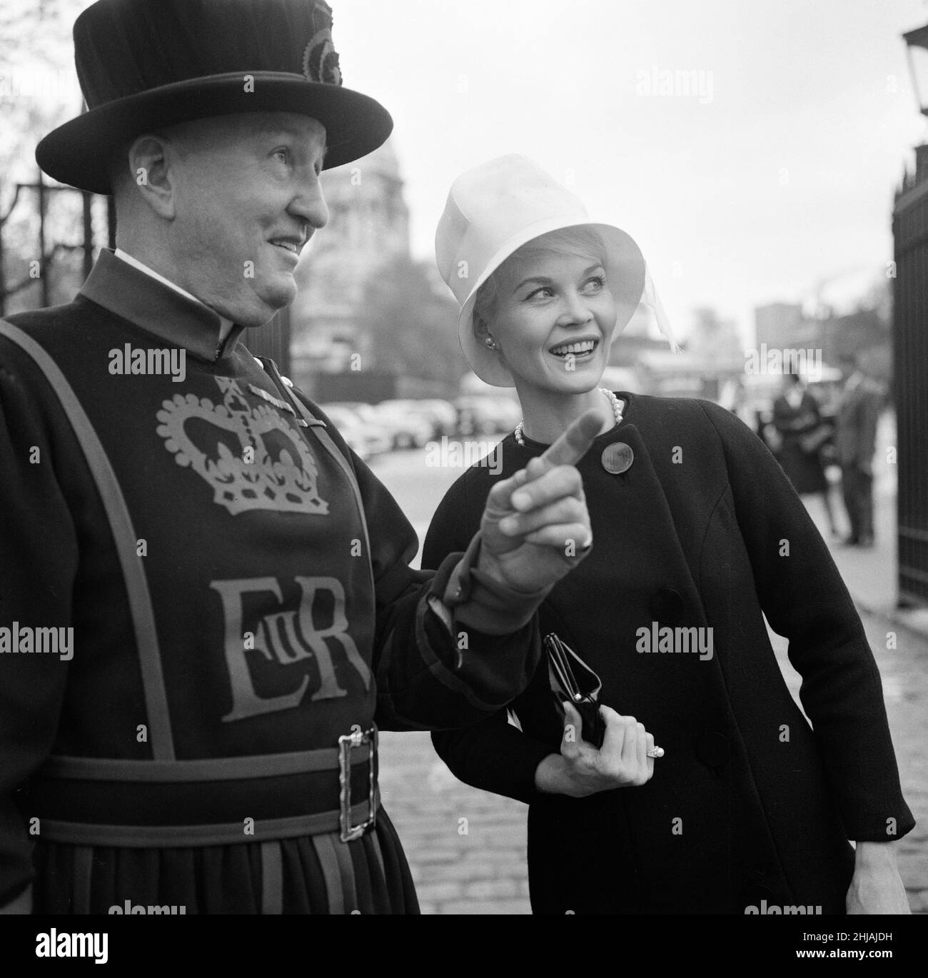 Als Dorothy Provine heute in London ankam, wollte sie die Stadt sehen und die berühmten Sehenswürdigkeiten mit einem Gummiknöchelchen erkunden. Die amerikanische Schauspielerin trifft auf einen Yeomen Warder. 22nd Mai 1962. Stockfoto