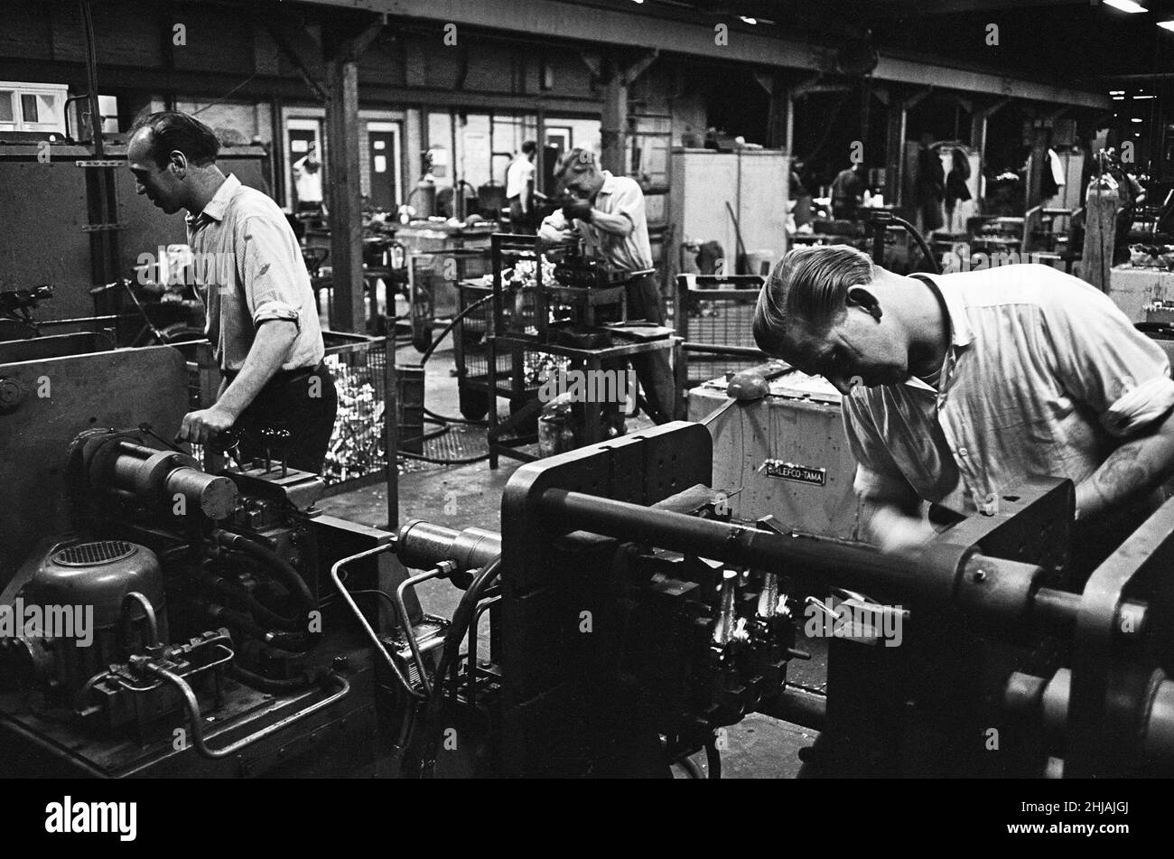 Arbeiter Gießen Formen auf der Etage des G.E.C. Foundry, Electric Avenue, Witton, Birmingham. 2nd. Juli 1963 Stockfoto