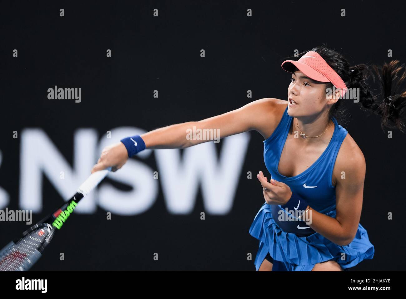 Sydney, Australien, 11. Januar 2022. Emma Raducanu aus Großbritannien serviert den Ball während des Sydney Classic Tennis-Spiels zwischen Emma Raducanu aus Großbritannien und Elena Rybakina aus Kasachstan. Quelle: Steven Markham/Speed Media/Alamy Live News Stockfoto