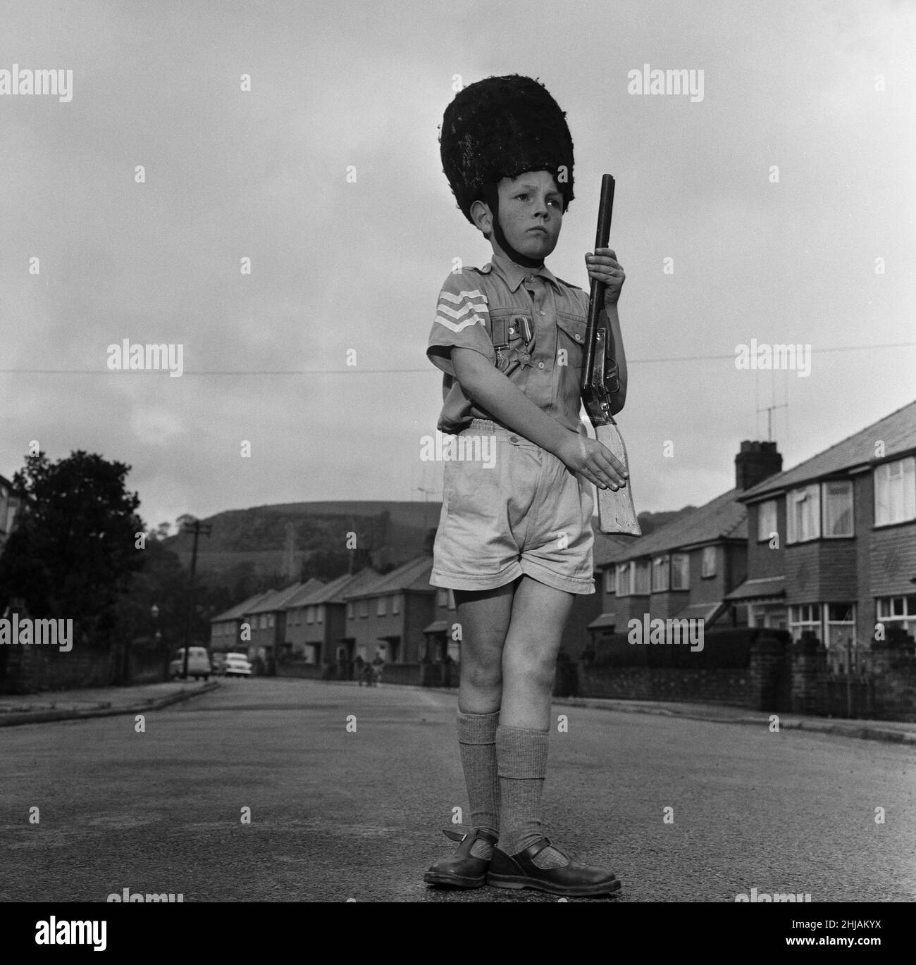 David Kilgour, 8 Jahre alt, der als Soldat in seinem Haus in Mochdre, Colwyn Bay, mit den regulären Mitgliedern seiner Armee gesehen werden möchte. 22nd. Juni 1963. Stockfoto