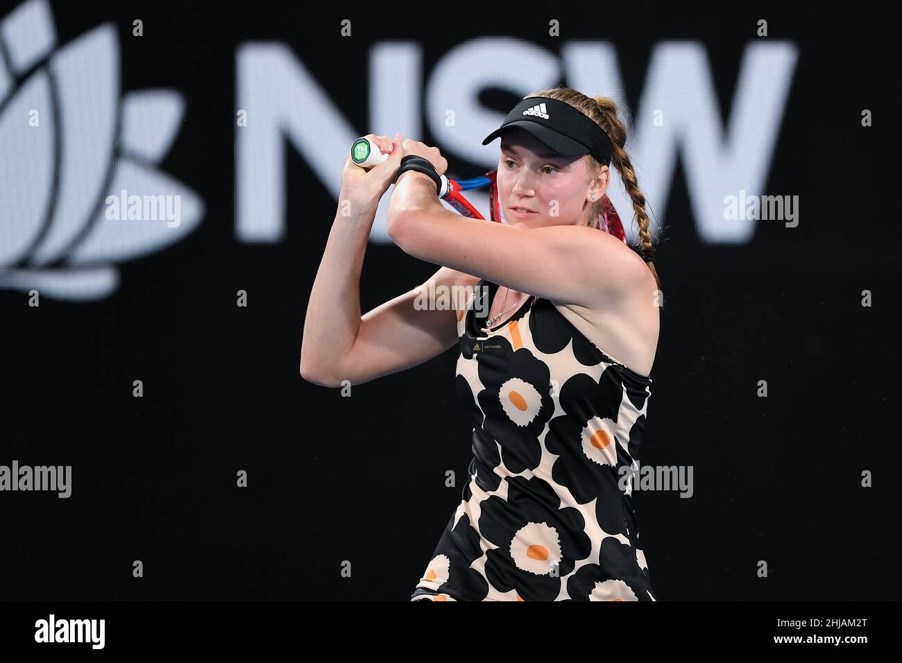 Sydney, Australien, 11. Januar 2022. Elena Rybakina aus Kasachstan spielt beim Sydney Classic Tennis Match zwischen Emma Raducanu aus Großbritannien und Elena Rybakina aus Kasachstan eine Rückhand. Quelle: Steven Markham/Speed Media/Alamy Live News Stockfoto