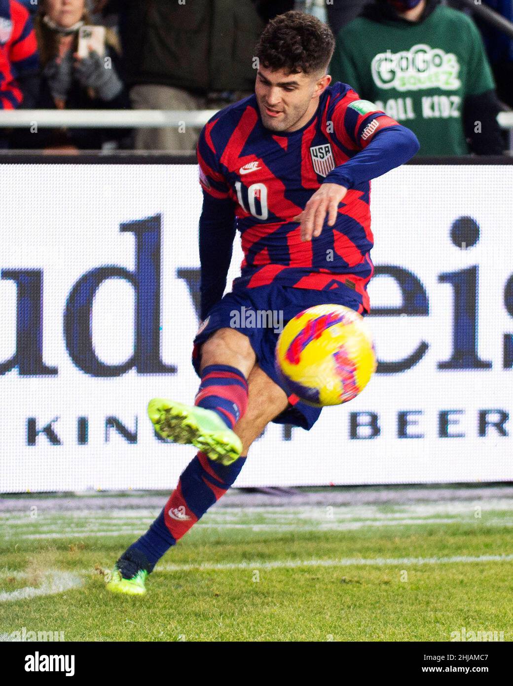 Columbus, Ohio, USA. 27th Januar 2022. Der US-amerikanische Stürmer Christian Pulisic (10) bedient den Eckstoß gegen El Salvador in seinem Spiel in Columbus, Ohio, USA. Kredit: Brent Clark/Alamy Live Nachrichten Stockfoto