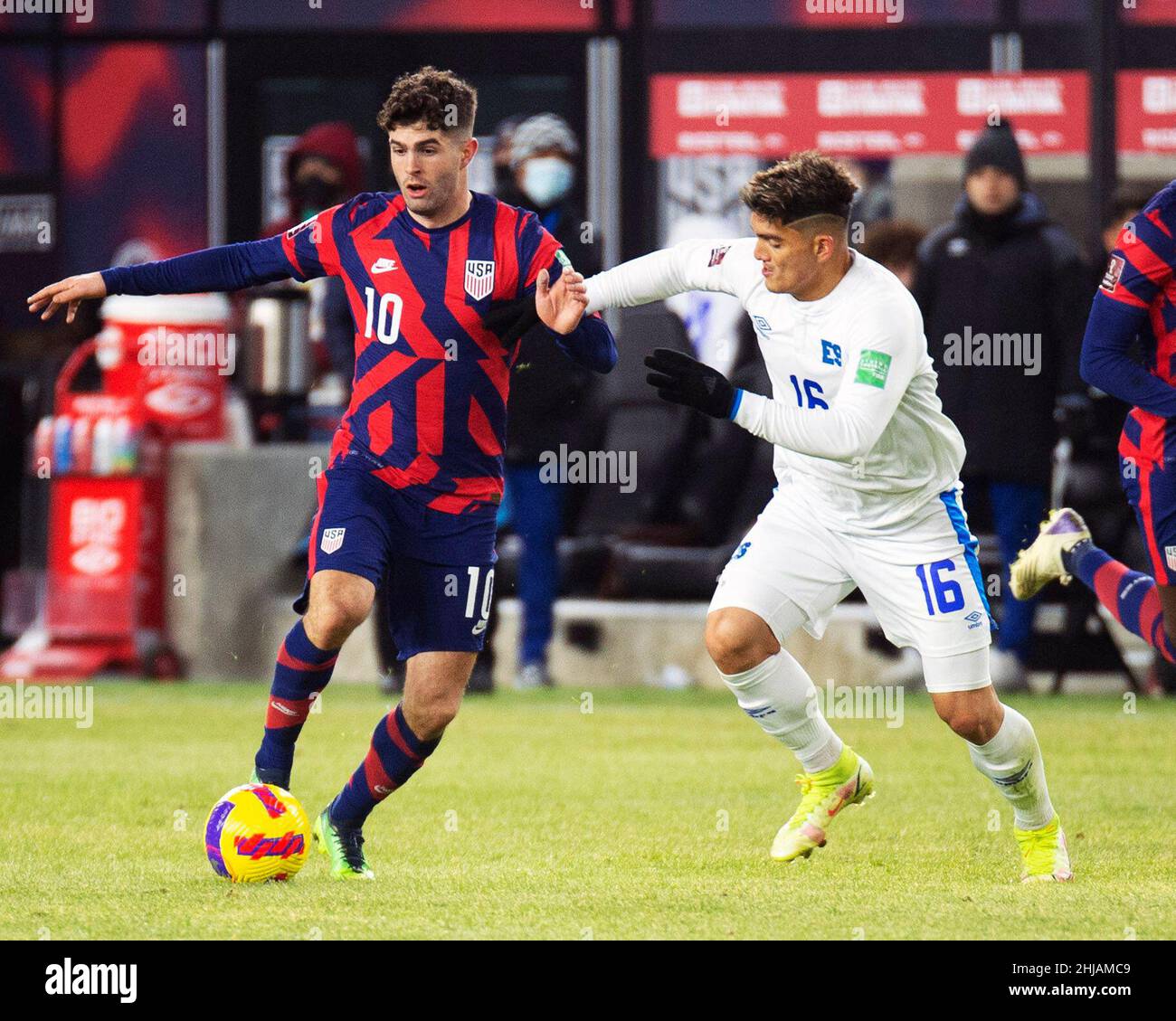 Columbus, Ohio, USA. 27th Januar 2022. US-Stürmer Christian Pulisic (10) kämpft in ihrem Spiel in Columbus, Ohio, USA, um den Ball gegen den El Salvador-Mittelfeldspieler Alex Roldan (16). Kredit: Brent Clark/Alamy Live Nachrichten Stockfoto Columbus, Ohio, USA. 27th Januar 2022. US-Stürmer Christian Pulisic (10) kämpft in ihrem Spiel in Columbus, Ohio, USA, um den Ball gegen den El Salvador-Mittelfeldspieler Alex Roldan (16). Kredit: Brent Clark/Alamy Live Nachrichten Stockfoto