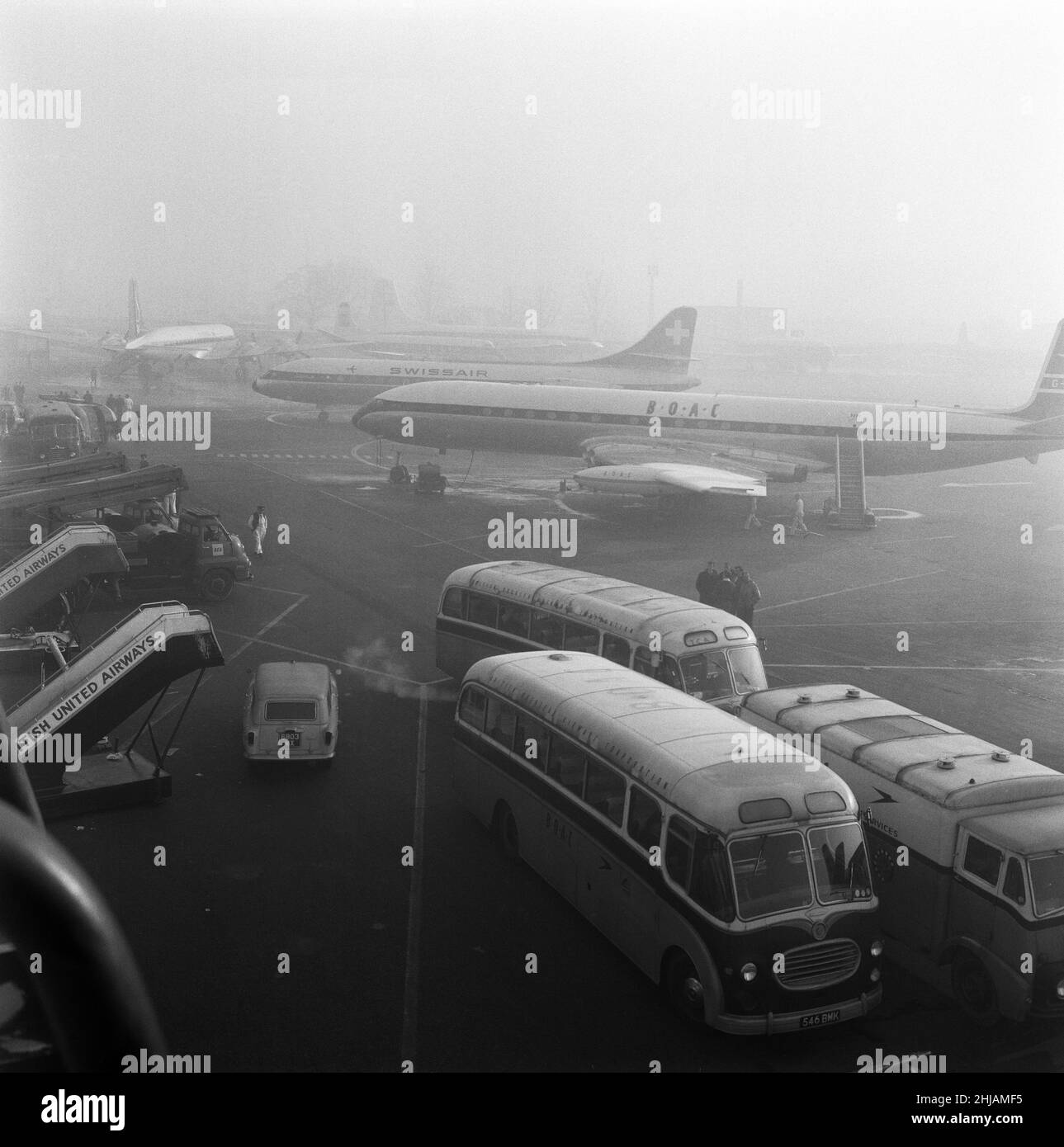 Es ist ein langes Warten auf Flugzeuge am Flughafen Gatwick, aufgrund von Nebel, dem einzigen für die Flugzeuge in London geöffneten Flugplatz, wuchs die Schlange den ganzen Tag lang. 6th. Dezember 1962. Stockfoto