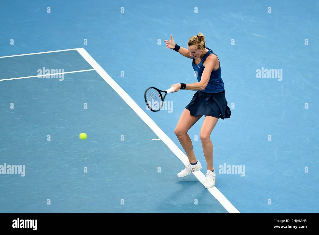 Sydney, Australien, 12. Januar 2022. Petra Kvitova aus der Tschechischen Republik spielt beim Sydney Classic Tennis Match zwischen Petra Kvitova aus der Tschechischen Republik und Ons Jabeur aus Tunesien eine Vorhand. Quelle: Steven Markham/Speed Media/Alamy Live News Stockfoto