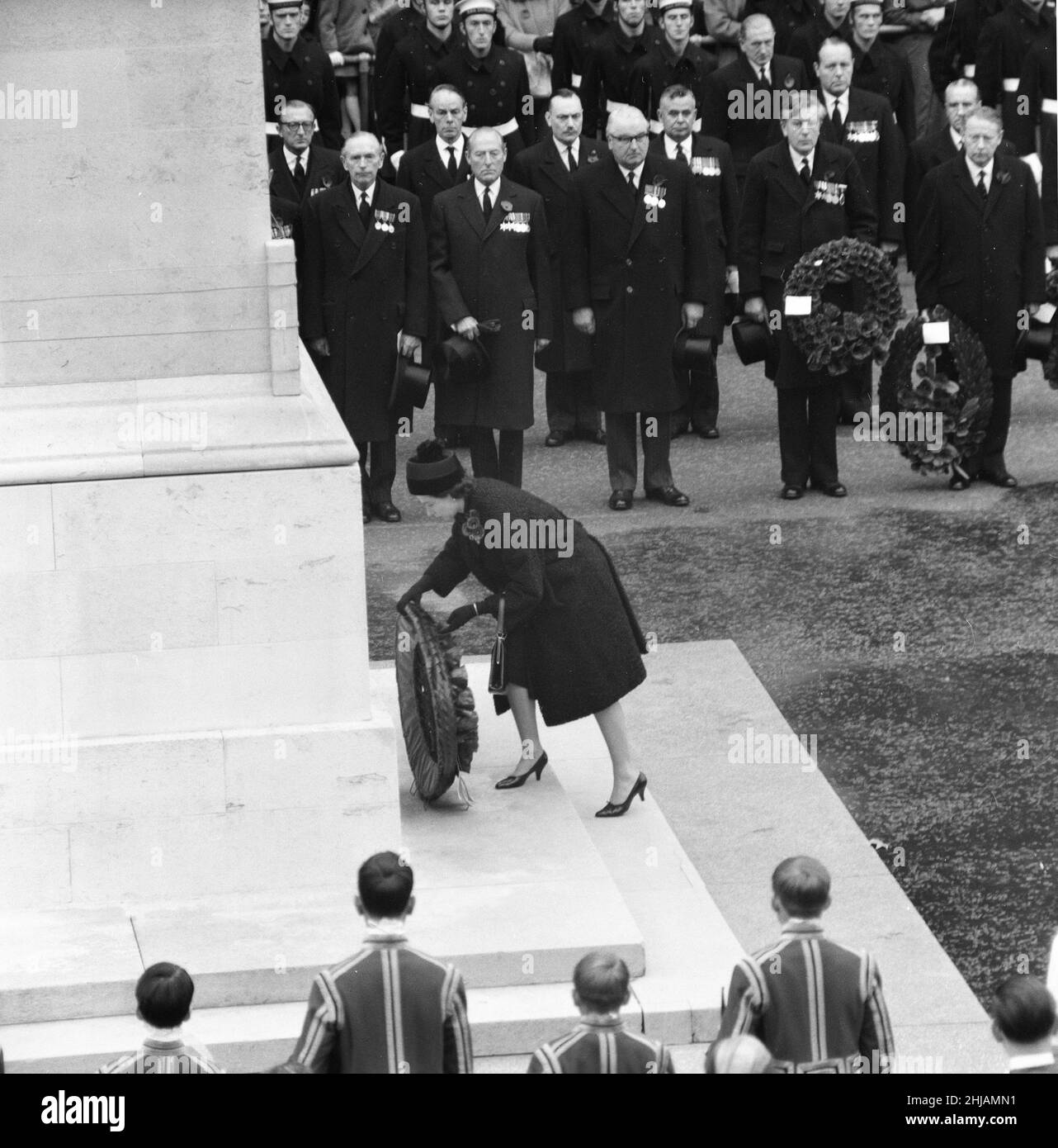 Ihre Majestät Königin Elizabeth II. Legt während der Gedenkgottesdienste in Whitehall einen Kranz auf das Cenotaph.Anschauen sind Earl Home und Lord Carrington (hinten) 11th. November 1962. Stockfoto