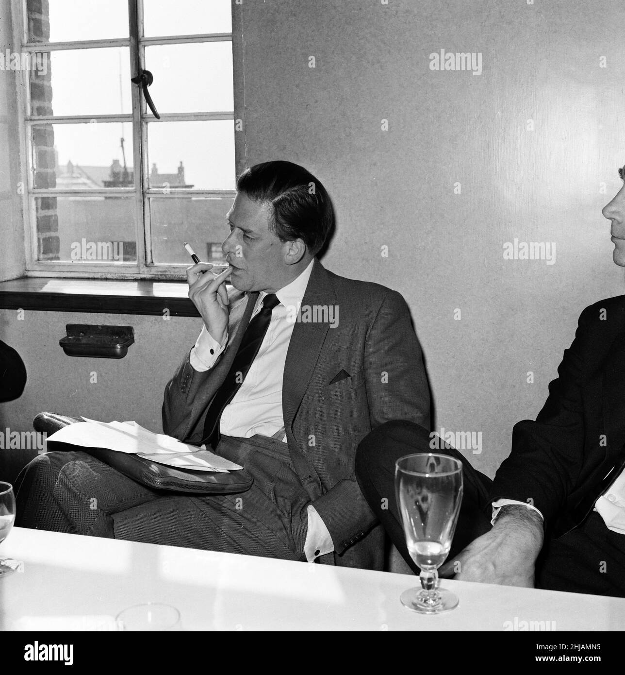 George Henry Hubert Lascelles, 7th Earl of Harewood, nimmt an der Pressekonferenz zu einem internationalen Dirigentenwettbewerb Teil, der am 1962. Juni in der Royal Liverpool Philharmonic Hall stattfindet. *** Ortsüberschrift *** der Hon. George Lascelles vor 1929 Viscount Lascelles zwischen 1929 und 1947 Stockfoto