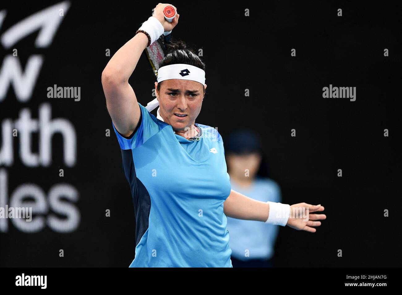 Sydney, Australien, 13. Januar 2022. Ons Jabeur aus Tunesien spielt beim Sydney Classic Tennis Match zwischen Ons Jabeur aus Tunesien und Anet Kontaveit aus Estland eine Vorhand. Quelle: Steven Markham/Speed Media/Alamy Live News Stockfoto