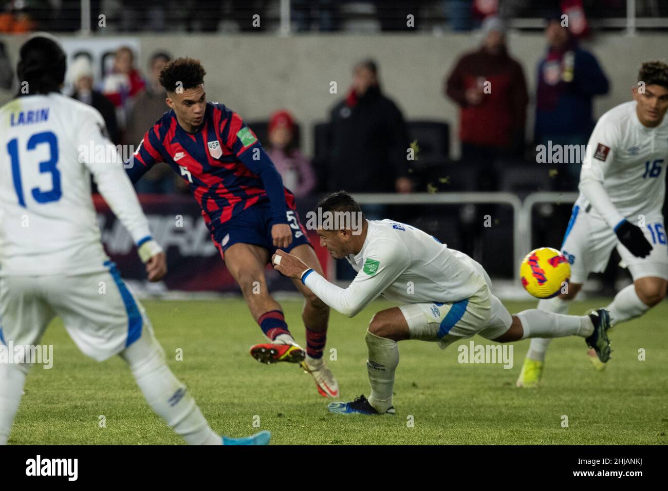 27. Januar 2022: Der US-Verteidiger Antonee Robinson (5) schieß auf das Tor. Die United States Men's National Team besiegte El Salvador 1-0 auf dem Lower.com. Platz in Columbus, Ohio. Billy Schuerman/CSM Stockfoto