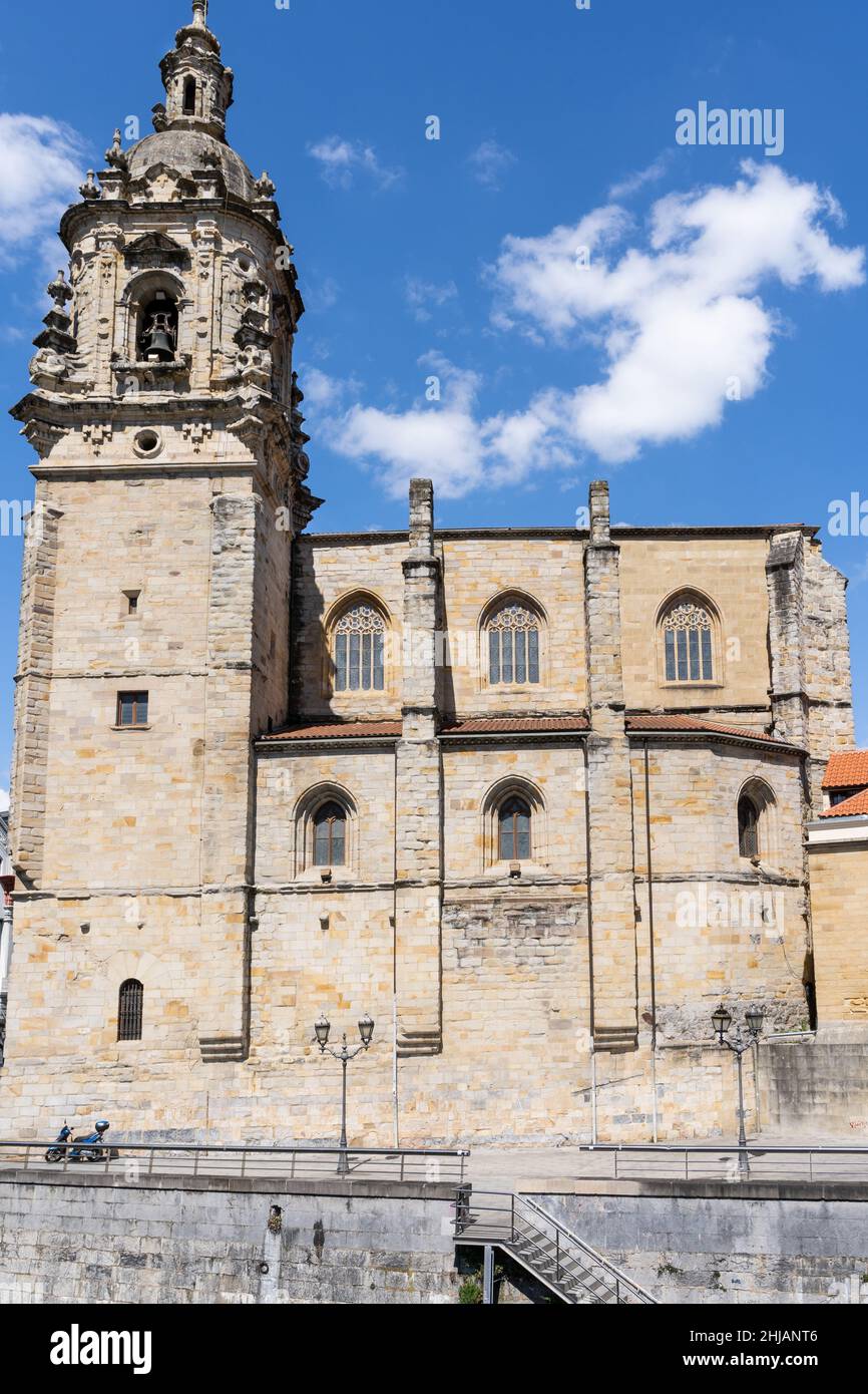 Kirche von San Anton Rückseite Fassade an sonnigen Tag in Bilbao Stadt. Chatolische Religion historisches Gebäude Stockfoto