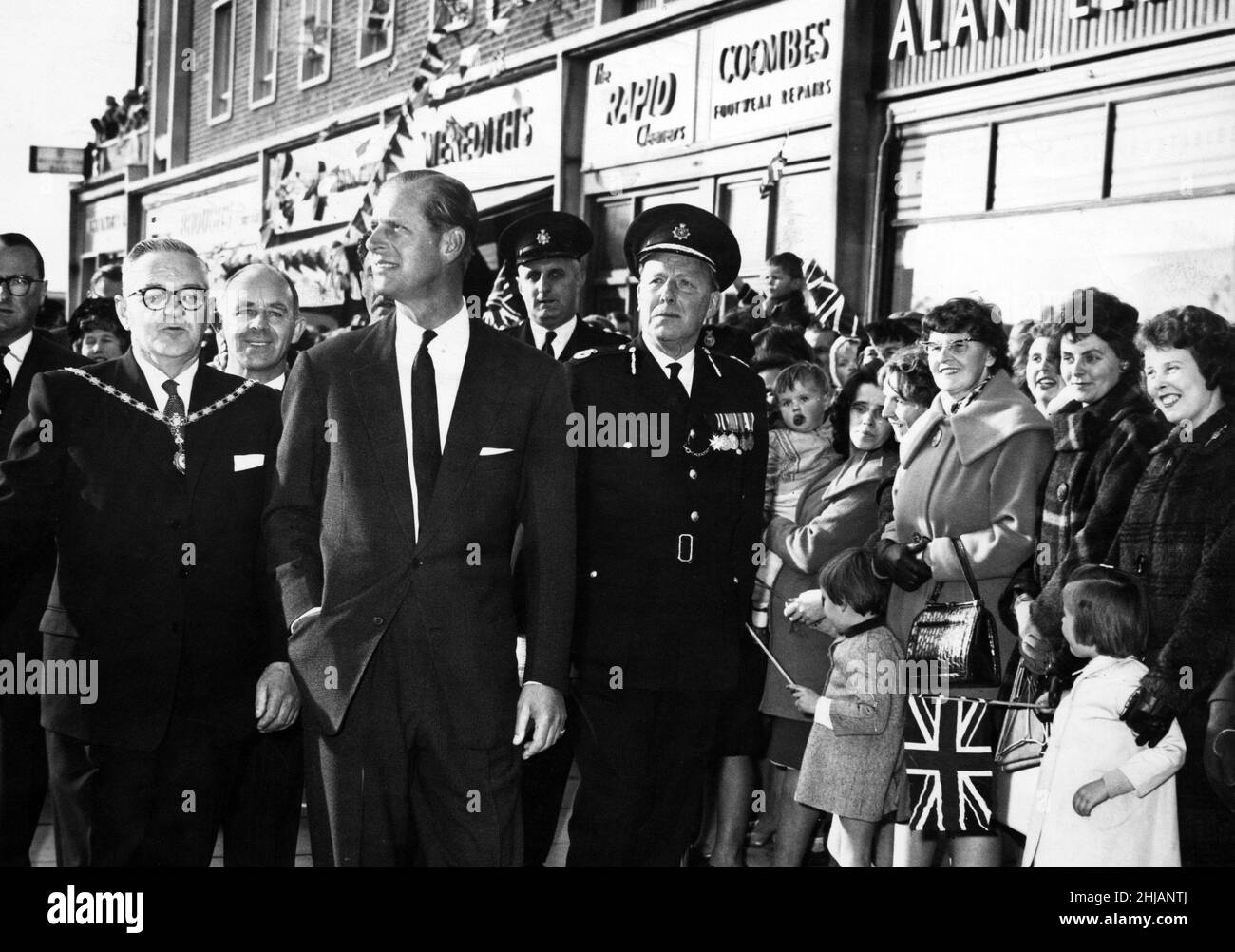 Während Prince Philip durch das Billingham Square Shopping Center geht, sieht er sich das neue zweistufige Shopping-Layout an. 15th. Oktober 1963. Stockfoto
