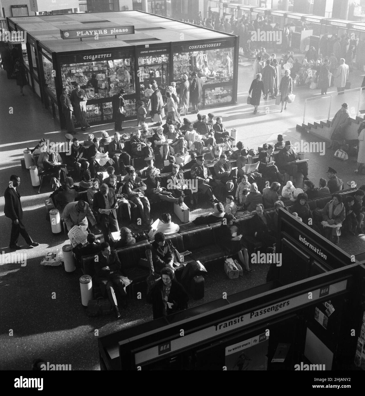 Es ist ein langes Warten auf Flugzeuge am Flughafen Gatwick, aufgrund von Nebel, dem einzigen für die Flugzeuge in London geöffneten Flugplatz, wuchs die Schlange den ganzen Tag lang. 6th. Dezember 1962. Stockfoto