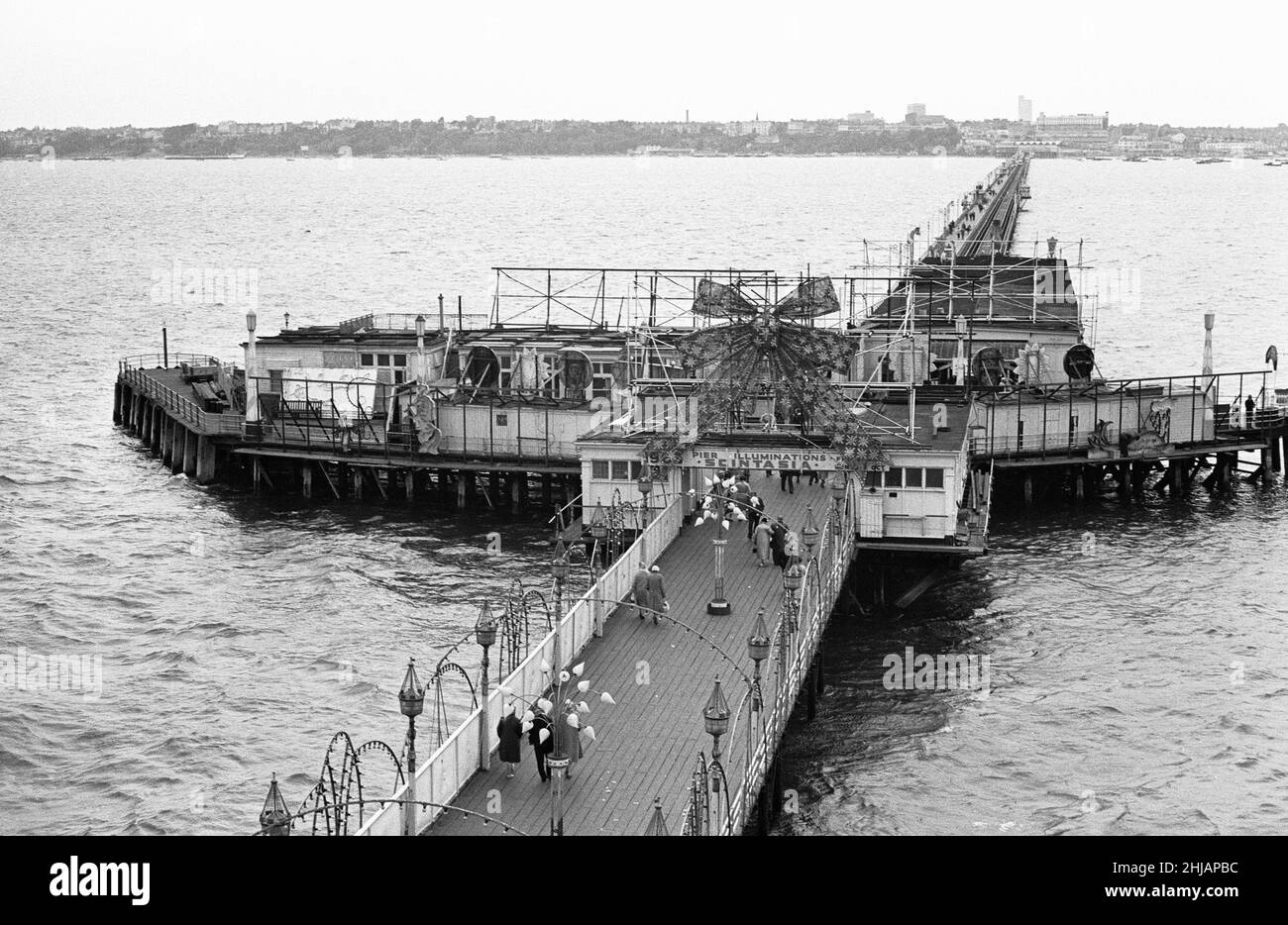 Blick zurück auf Southend vom Ende des längsten Piers der Welt. Southend, Essex. 1st. Juni 1963 Stockfoto