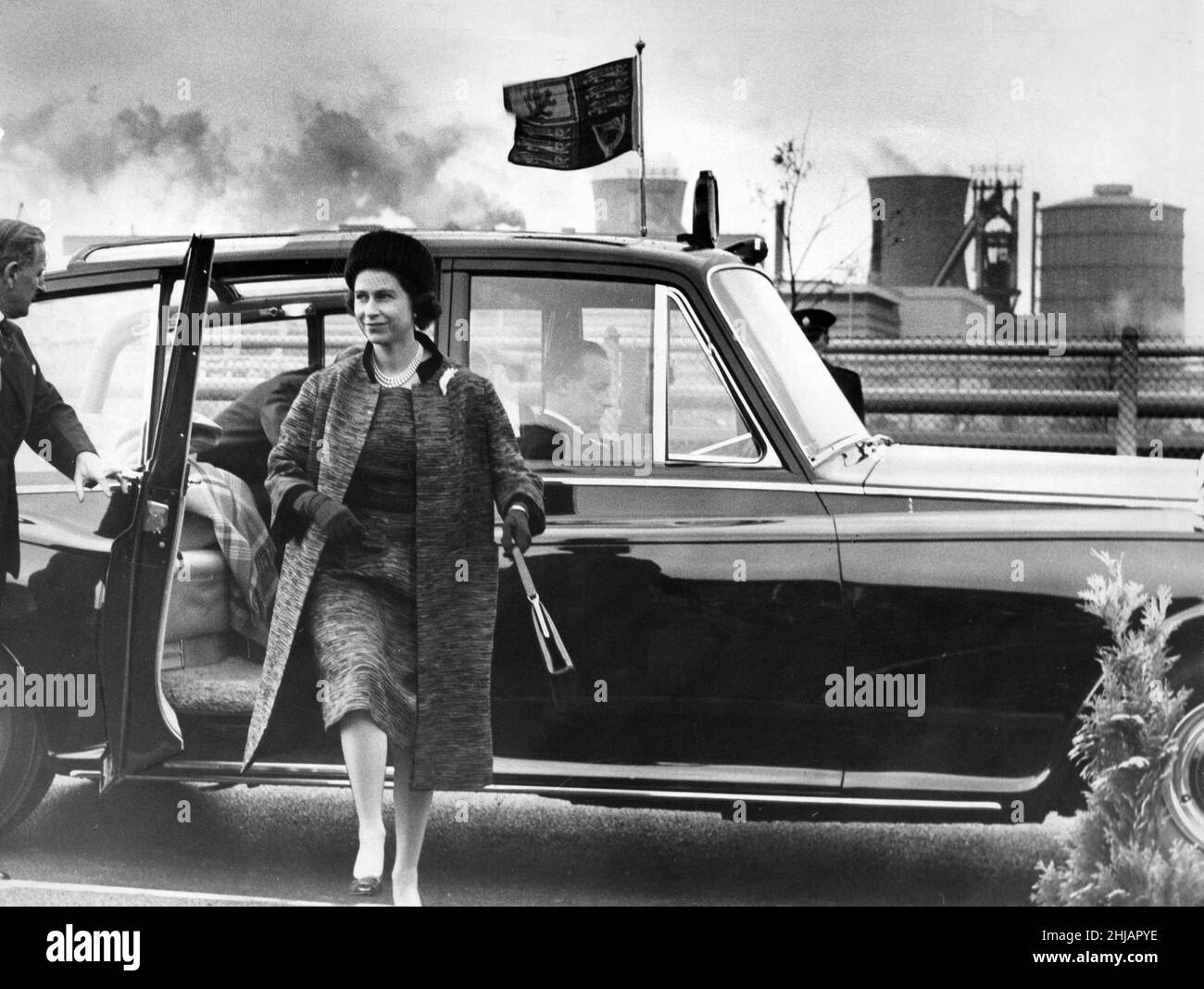 S.H. die Königin bei der Ankunft am Computerblock arbeitet Spencer. 26th. Oktober 1962. Stockfoto