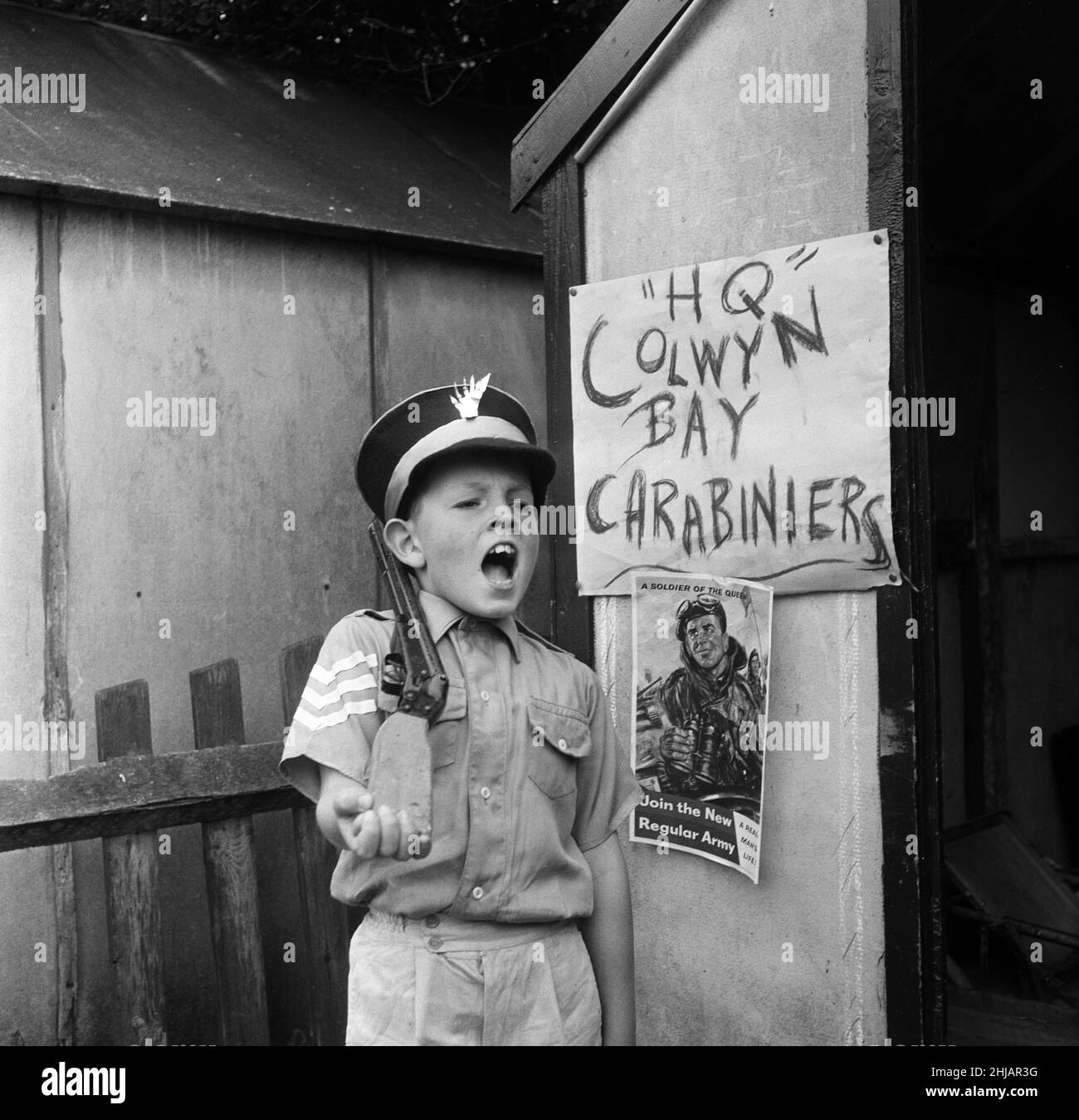 David Kilgour, 8 Jahre alt, der als Soldat in seinem Haus in Mochdre, Colwyn Bay, mit den regulären Mitgliedern seiner Armee gesehen werden möchte. 22nd. Juni 1963. Stockfoto