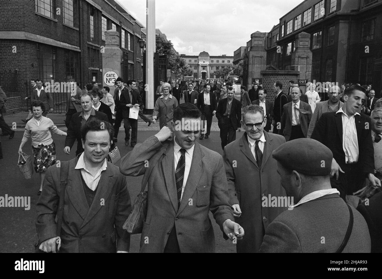 Arbeiter, die aus dem G.E.C. strömen Gießerei in Electric Avenue, Witton, Birmingham. Viele halten beim Zeitungshändler vor den Toren an, um eine Kopie der Birmingham Evening News zu kaufen. 2nd. Juli 1963 Stockfoto