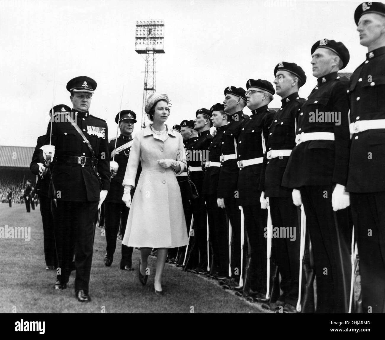 Die Königin inspiziert die Truppen der Stabregimenter im Molineux-Stadion. 24th Mai 1962. Stockfoto