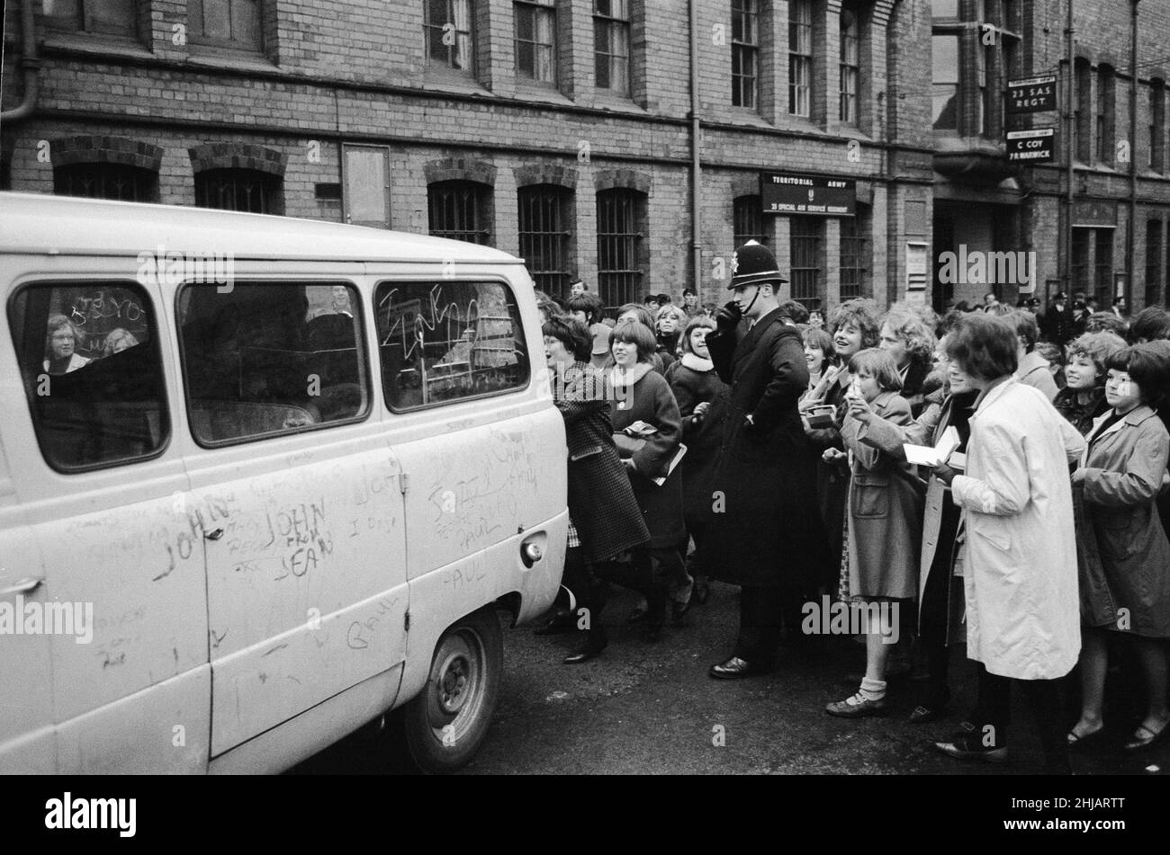 Die Beatles verlassen Birmingham in einem Van, umgeben von Hunderten schreiender Fans.10th. November 1963. Stockfoto