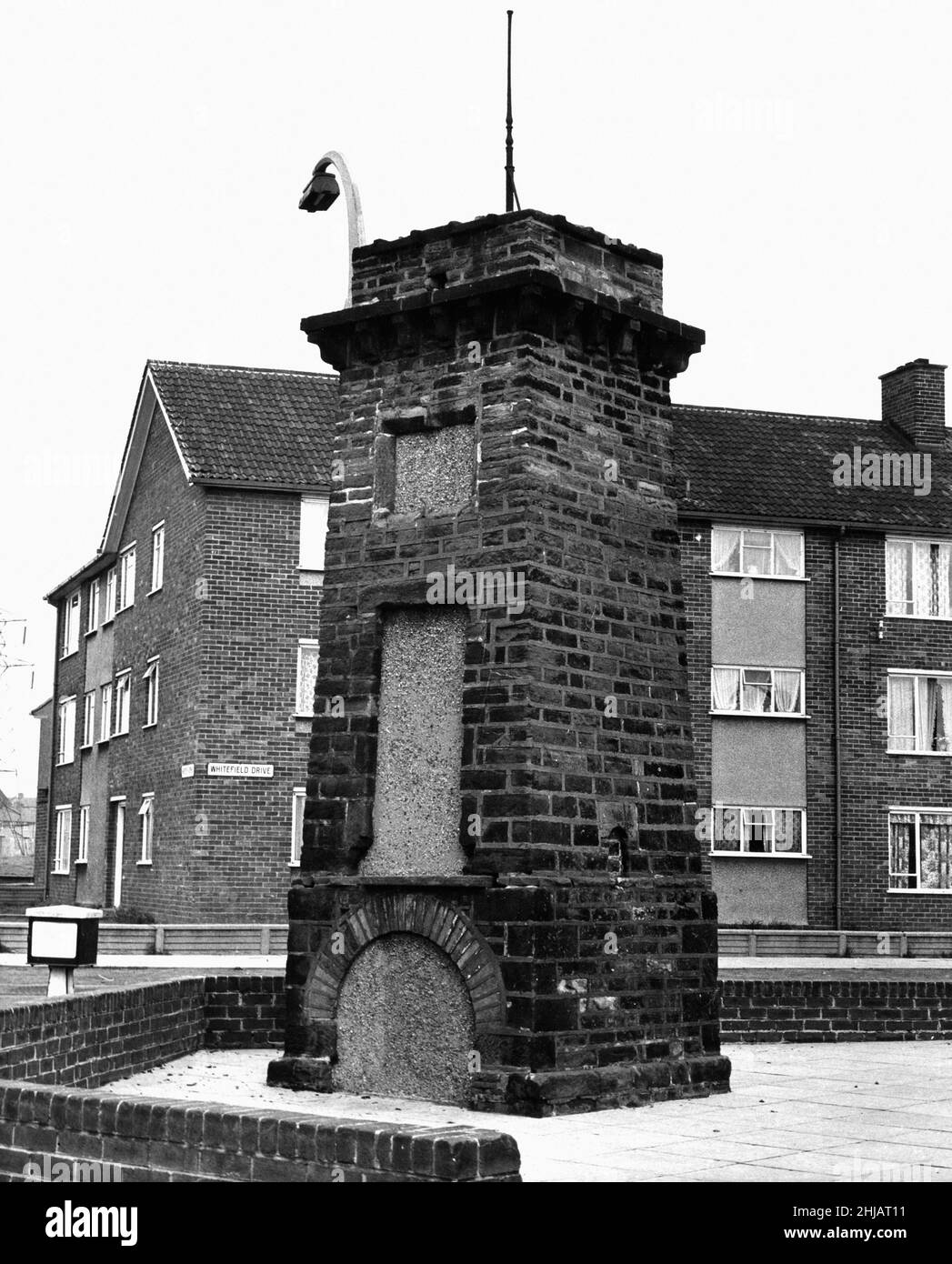 Kirkby, eine Stadt im Metropolitan Borough of Knowsley, Merseyside, England. Unser Bild zeigt eine alte Steinstruktur, die als Pigeon House bekannt ist und ursprünglich als Taube (verwendet, um Tauben zu beherbergen) an der Kreuzung des Whitefield Drive mit der Ingoe Lane, 25th. Mai 1962, verwendet wurde. Stockfoto