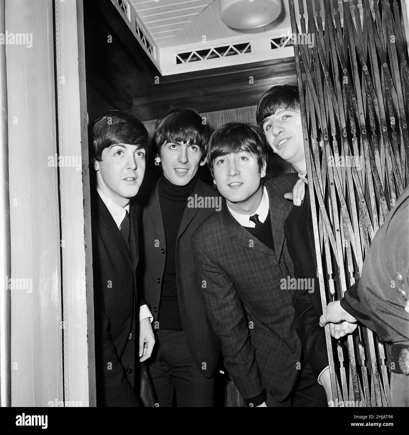 Der 21st. November war das Datum der Beatles Herbst-Tour 1963 im Jahr 17th. Ihre Setlist enthielt 10 Songs: I saw her Standing There, From Me to You, All My Loving, You Really Goed A Hold on Me, Roll Over Beethoven, Boys, Till There Was You, She Loves You, Money (That's What I Want) und Twist and Shout.(Bilderserien) die Beatles Backstage. (Von links nach rechts) Paul McCartney, George Harrison, John Lennon und Ringo Starr. Stockfoto