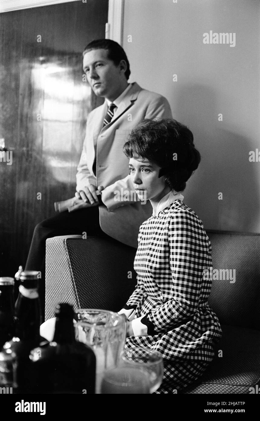 Der amerikanische Rock and Roll-Sänger Jerry Lee Lewis mit seiner dritten Frau Myra, die er im Alter von 13 Jahren heiratete, wurde nach seiner Ankunft in Großbritannien fotografiert.8th. Mai 1962. Stockfoto