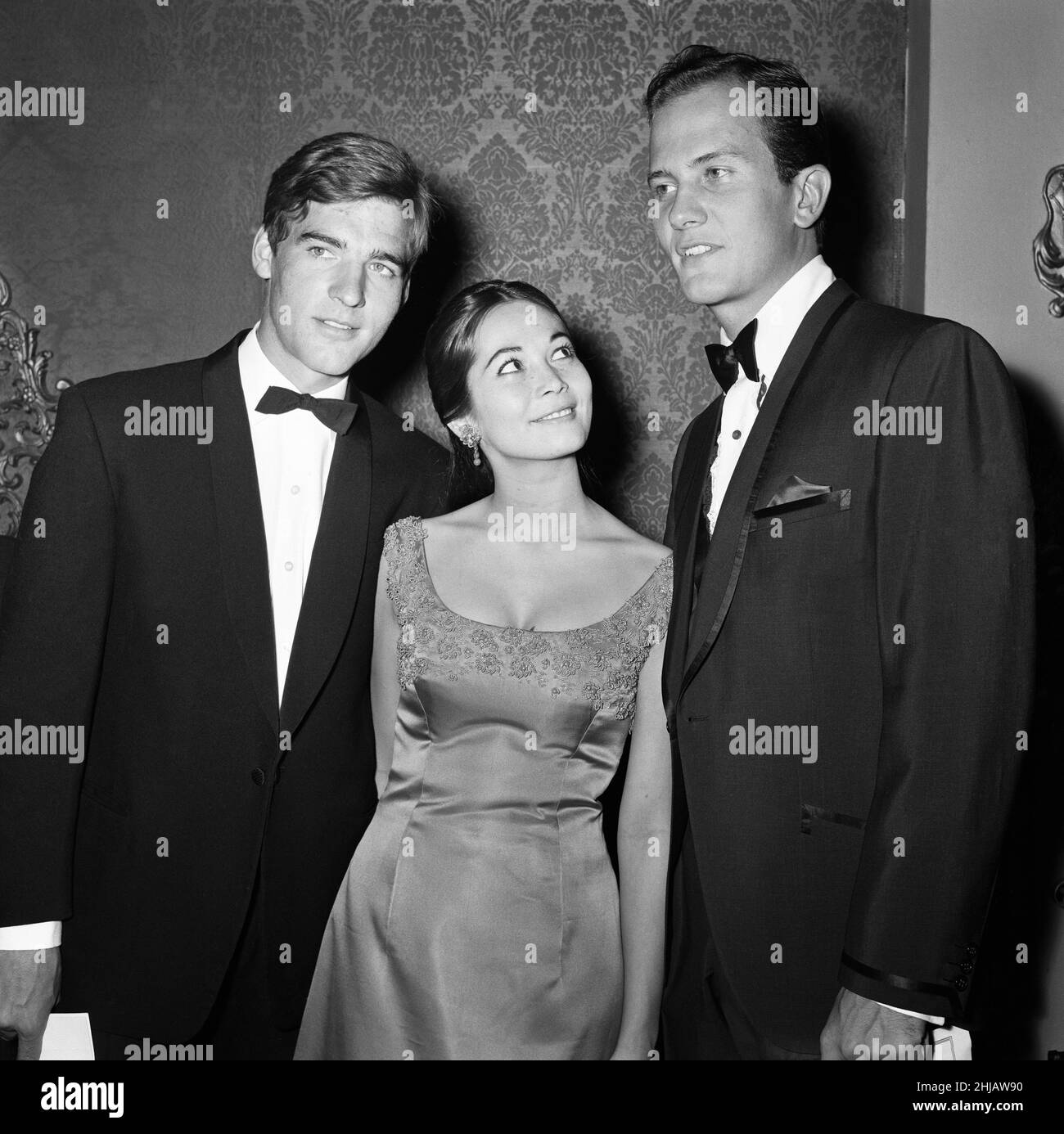 Die Weltpremiere von „The Main Attraction“ am Plaza, Piccadilly, mit Pat Boone und Nancy Kwan. Abgebildet, Gast, Nancy Kwan und Pat Boone und bei Premier. 25th. Oktober 1962. Stockfoto